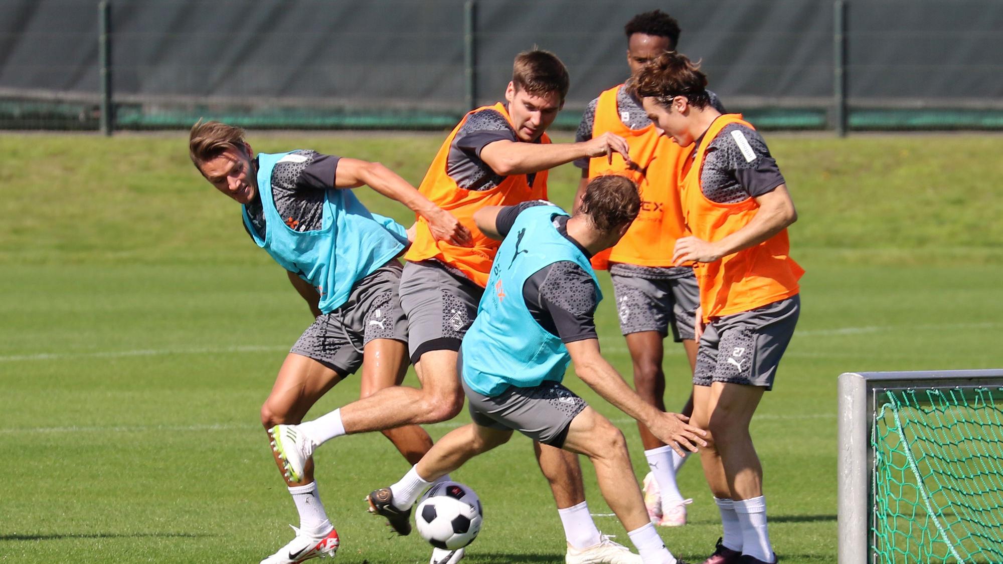 Hannes Wolf (l.) geht im Training von Borussia Mönchengladbach am 15. August 2023 mit seinen Teamkollegen in den Zweikampf.