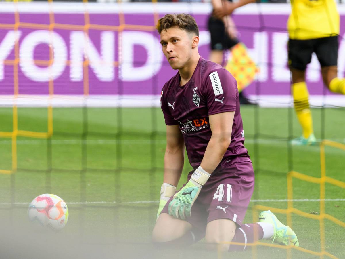 Jan Olschowsky muss am 13. Mai 2023 einen Gegentreffer im Trikot von Borussia Mönchengladbach hinnehmen.