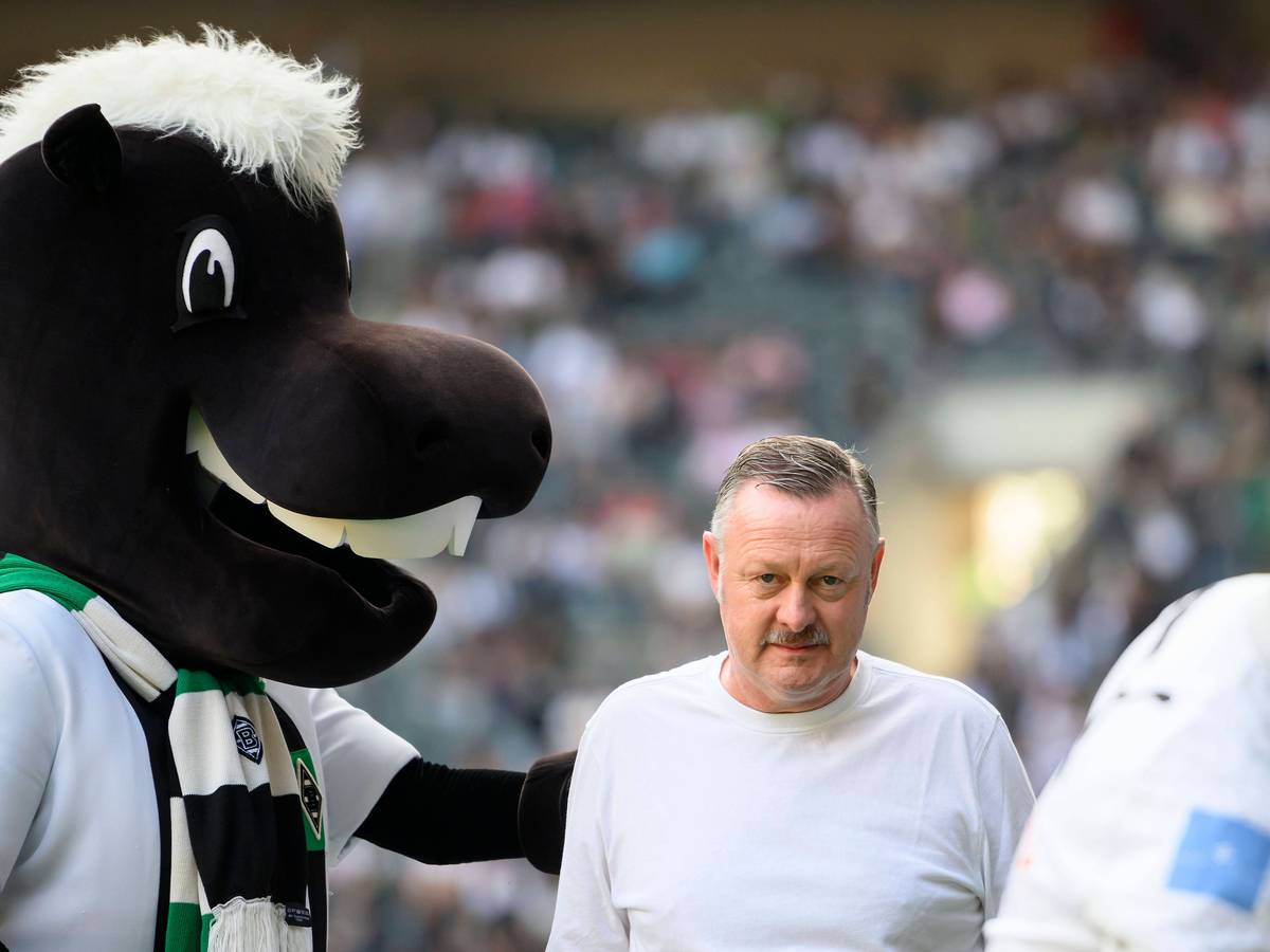 Roland Virkus steht am 2. September 2023 neben Jünter, dem Maskottchen von Borussia Mönchengladbach.