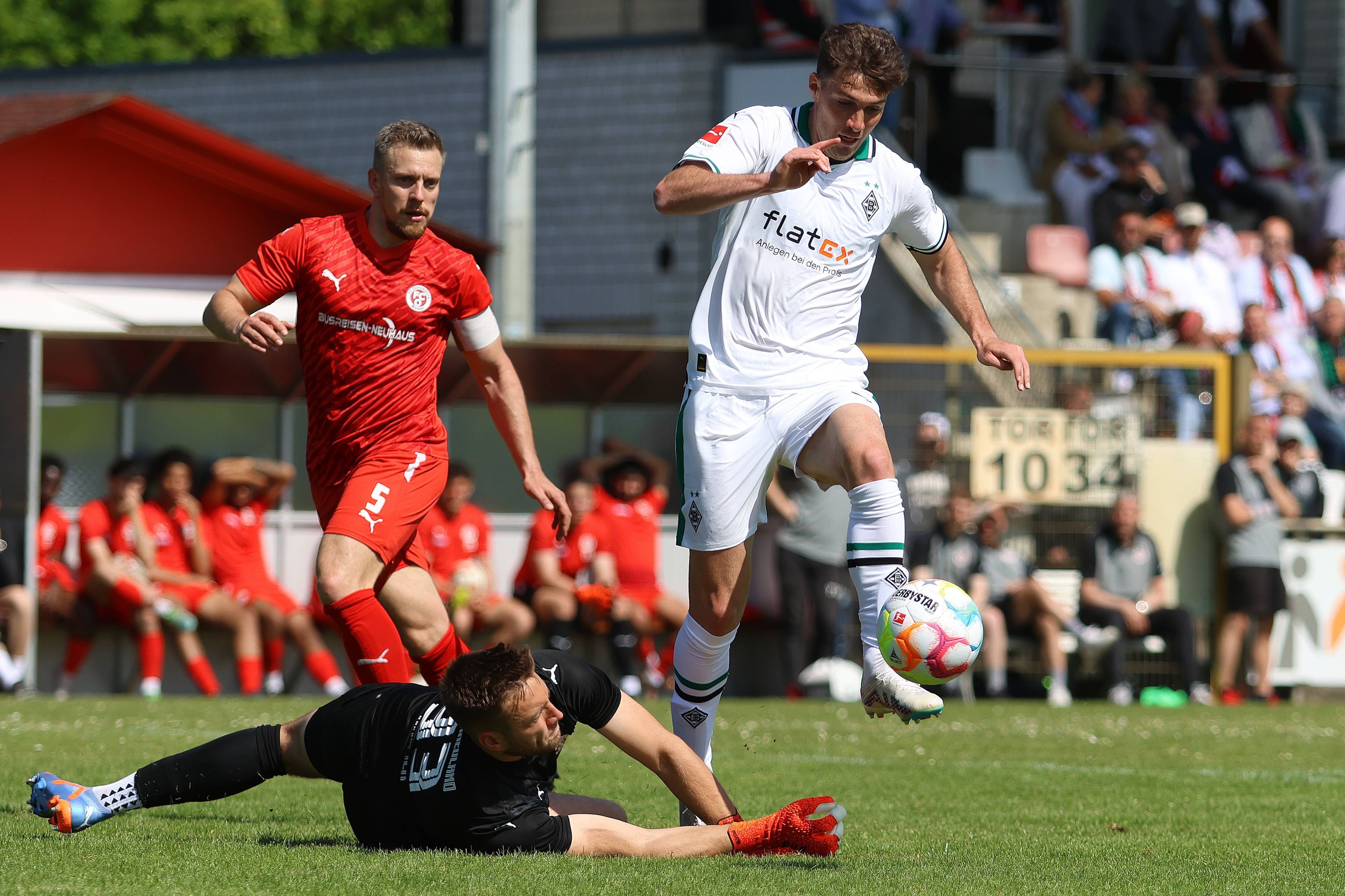 Semir Telalovic (r.) versucht, einen heranstürmenden Torhüter am 29. Mai 2023 zu umspielen.