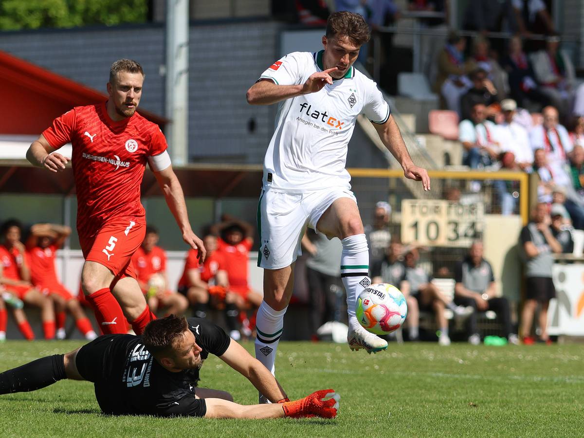 Semir Telalovic (r.) versucht, einen heranstürmenden Torhüter am 29. Mai 2023 zu umspielen.