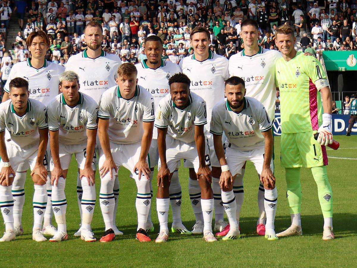 Borussia Mönchengladbach macht vor dem Spiel im DFB-Pokal gegen Bersenbrück ein Mannschaftsfoto.