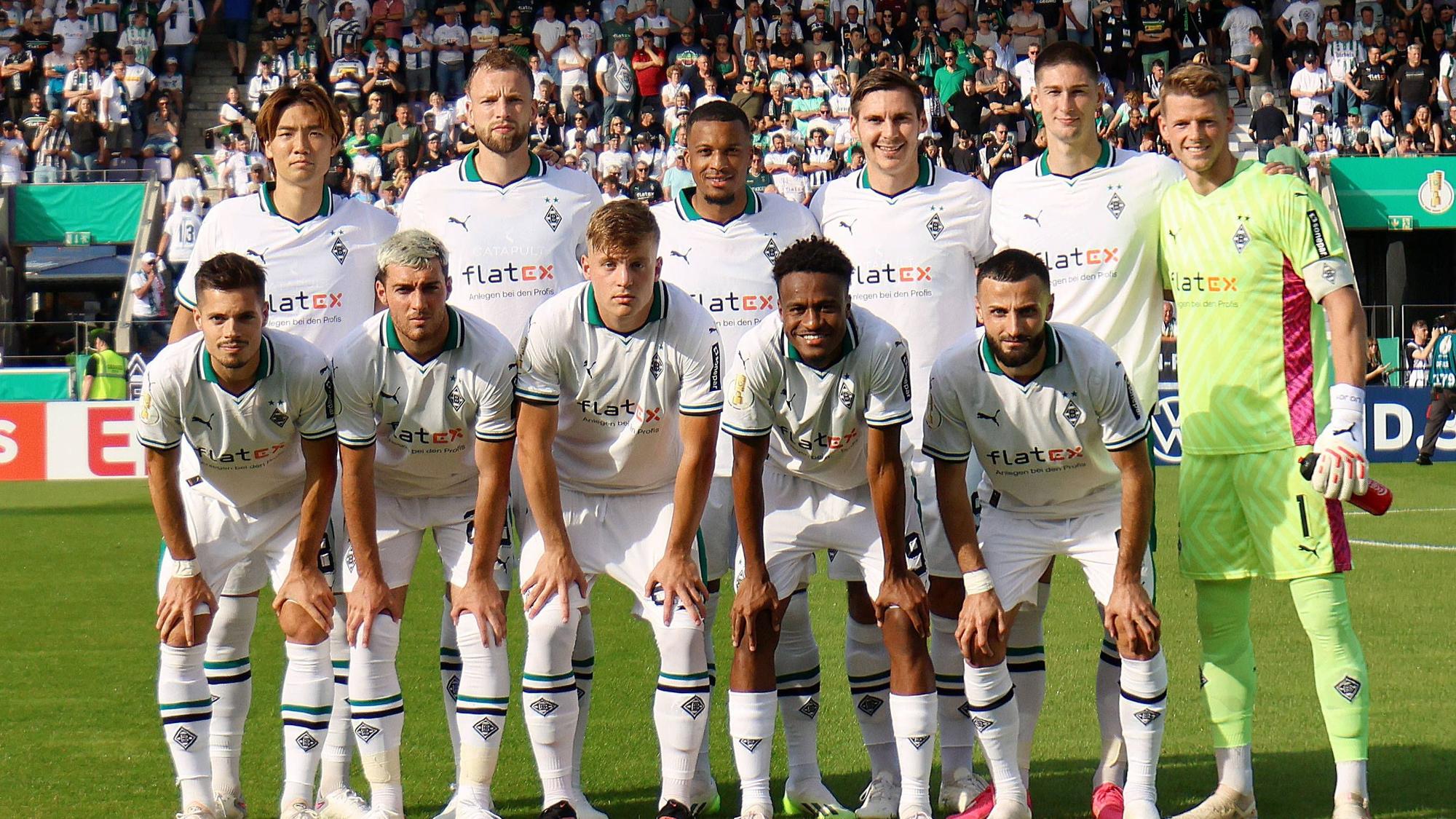 Borussia Mönchengladbach macht vor dem Spiel im DFB-Pokal gegen Bersenbrück ein Mannschaftsfoto.