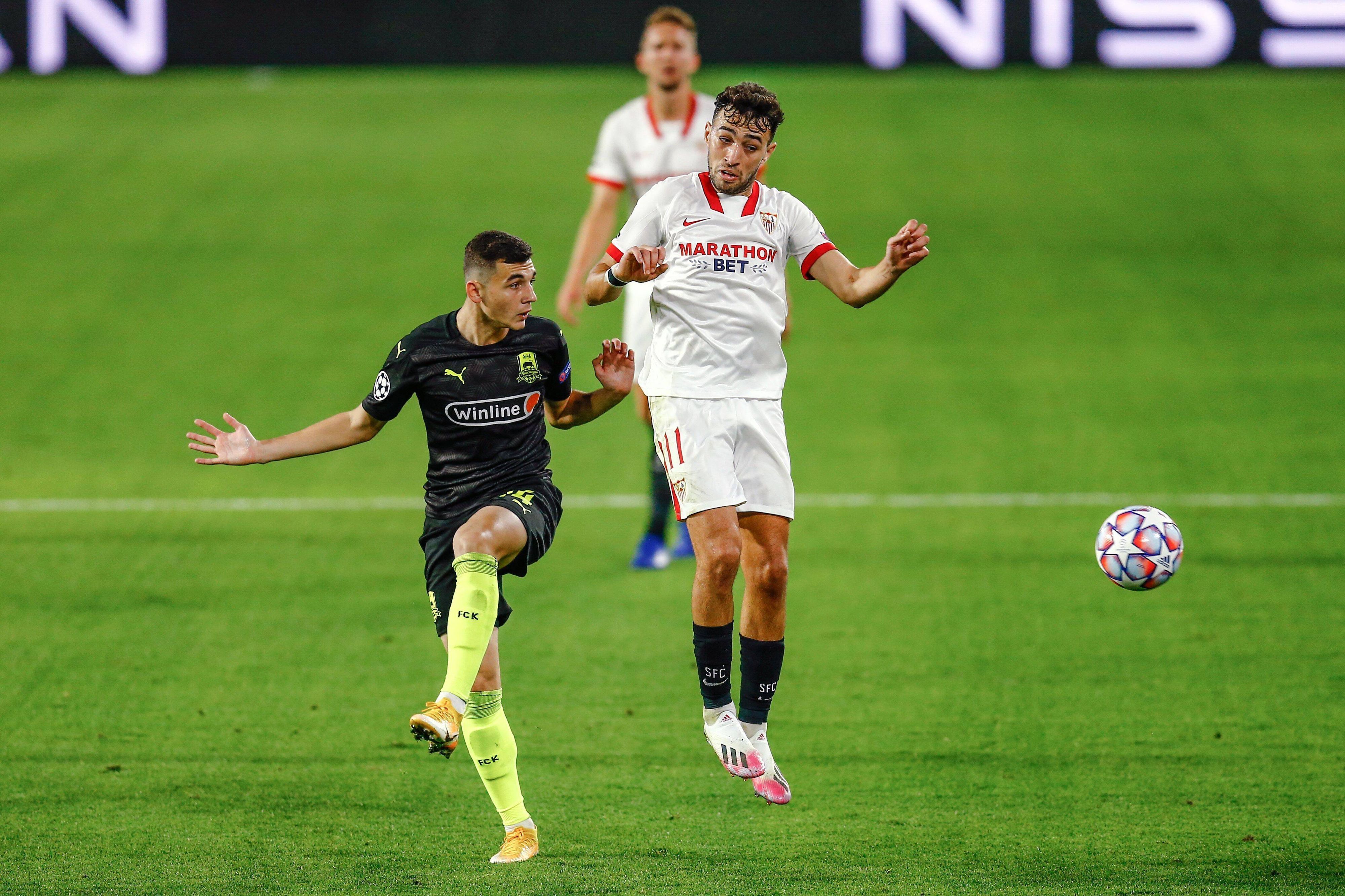 Eduard Spertsyan (l.) schaut am 4. November 2020 im Spiel gegen den FC Sevilla auf den Ball.