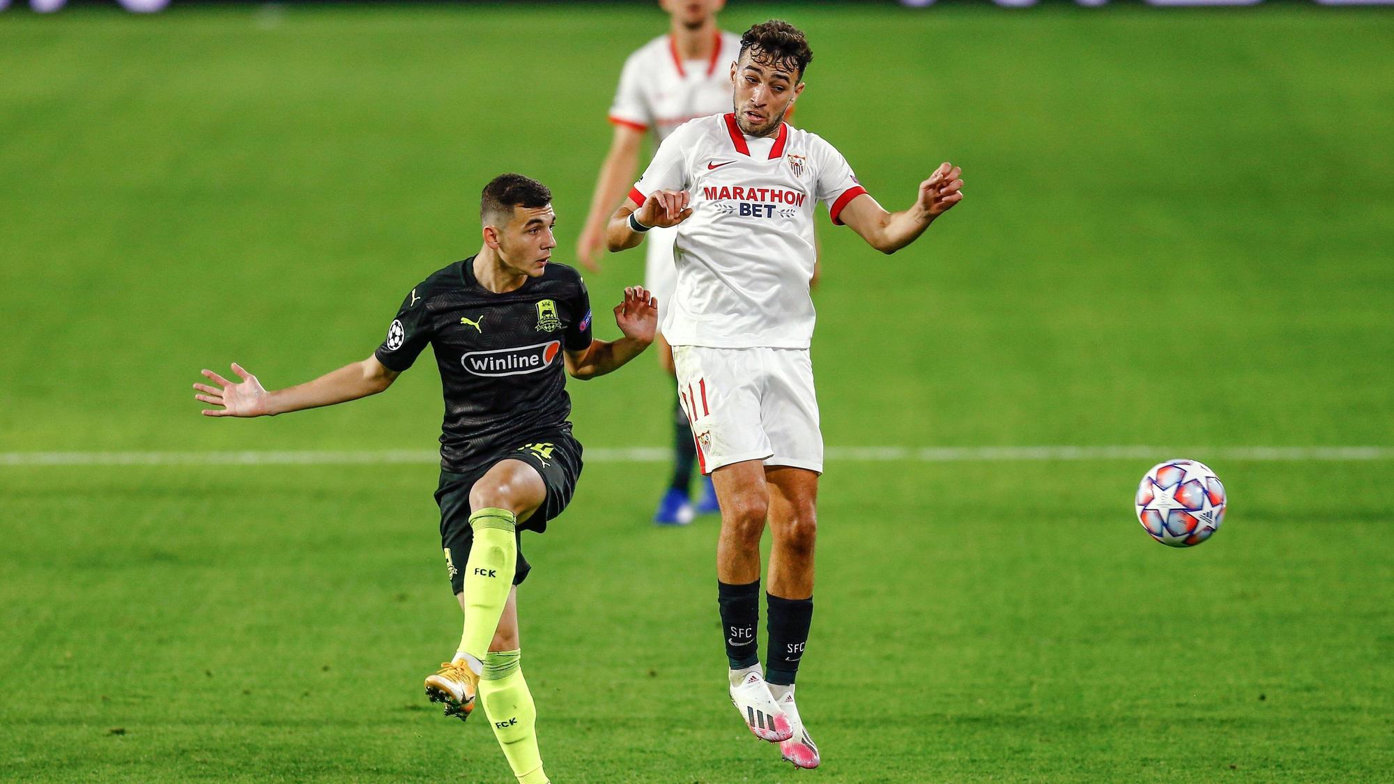 Eduard Spertsyan (l.) schaut am 4. November 2020 im Spiel gegen den FC Sevilla auf den Ball.