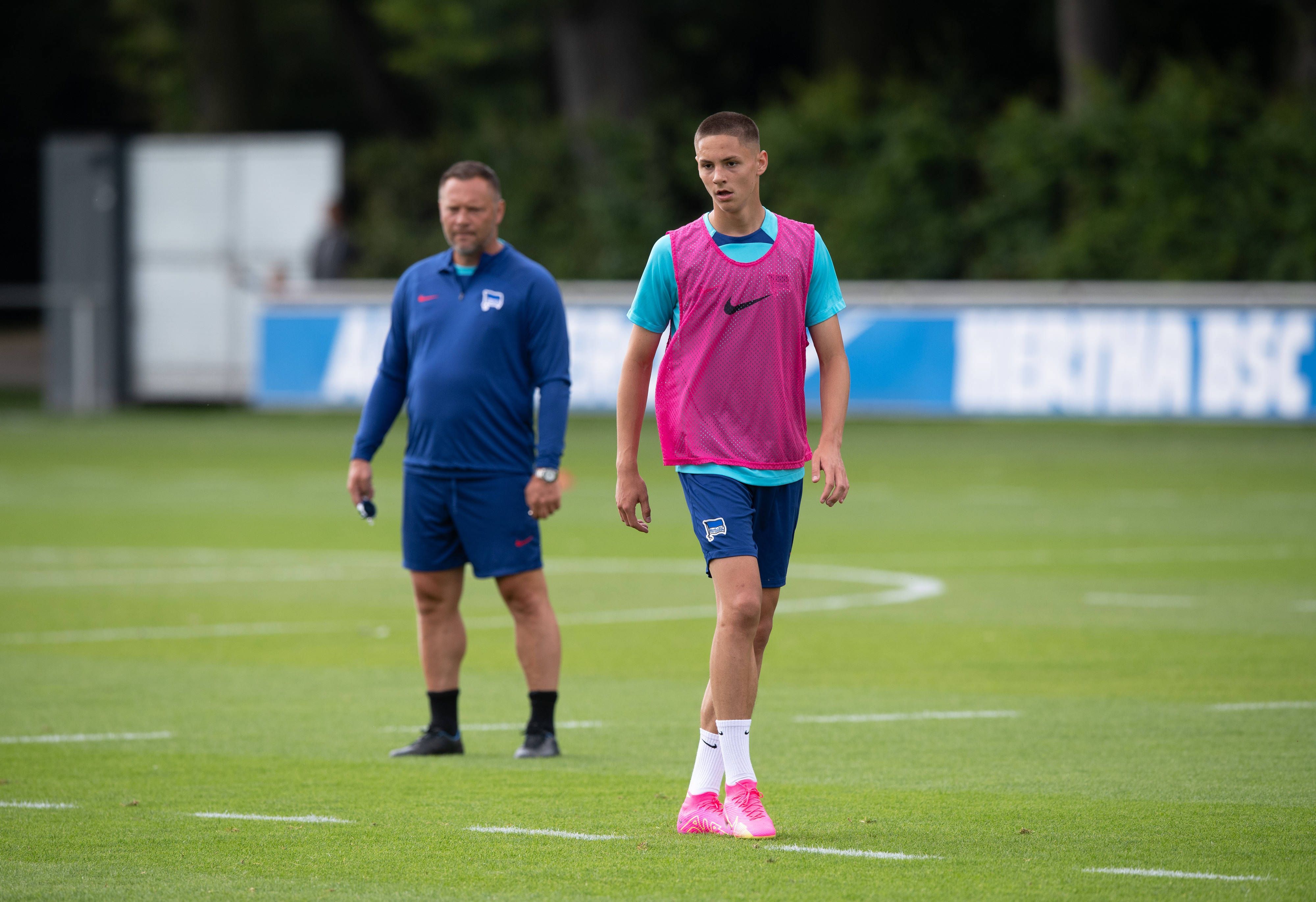 Bence Dardai (r.) steht im Training von Hertha BSC am 4. Juli 2023 auf dem Rasen.