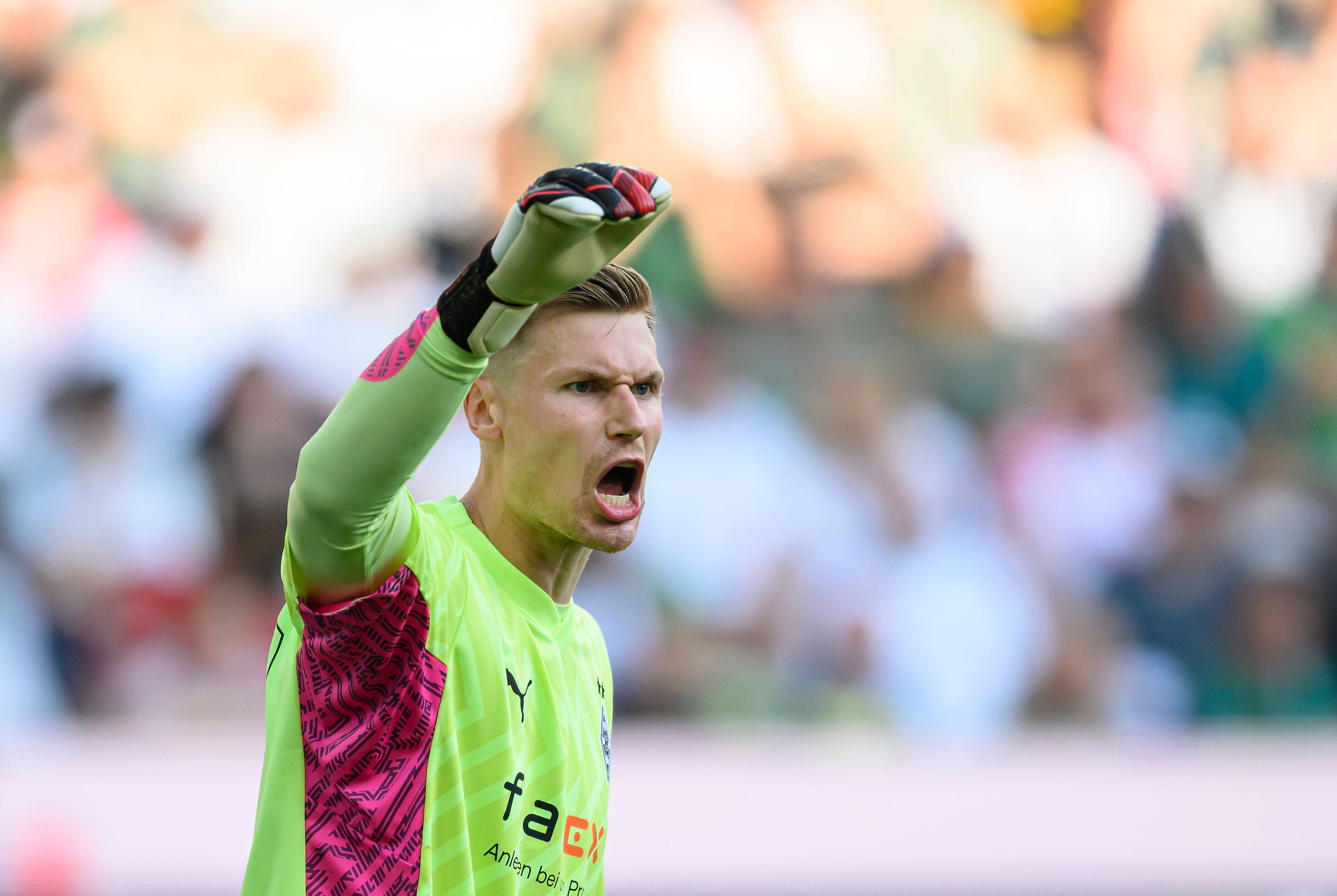 Torwart Moritz Nicolas am 2. September 2023 beim Bundesliga-Einsatz gegen Bayern München.
