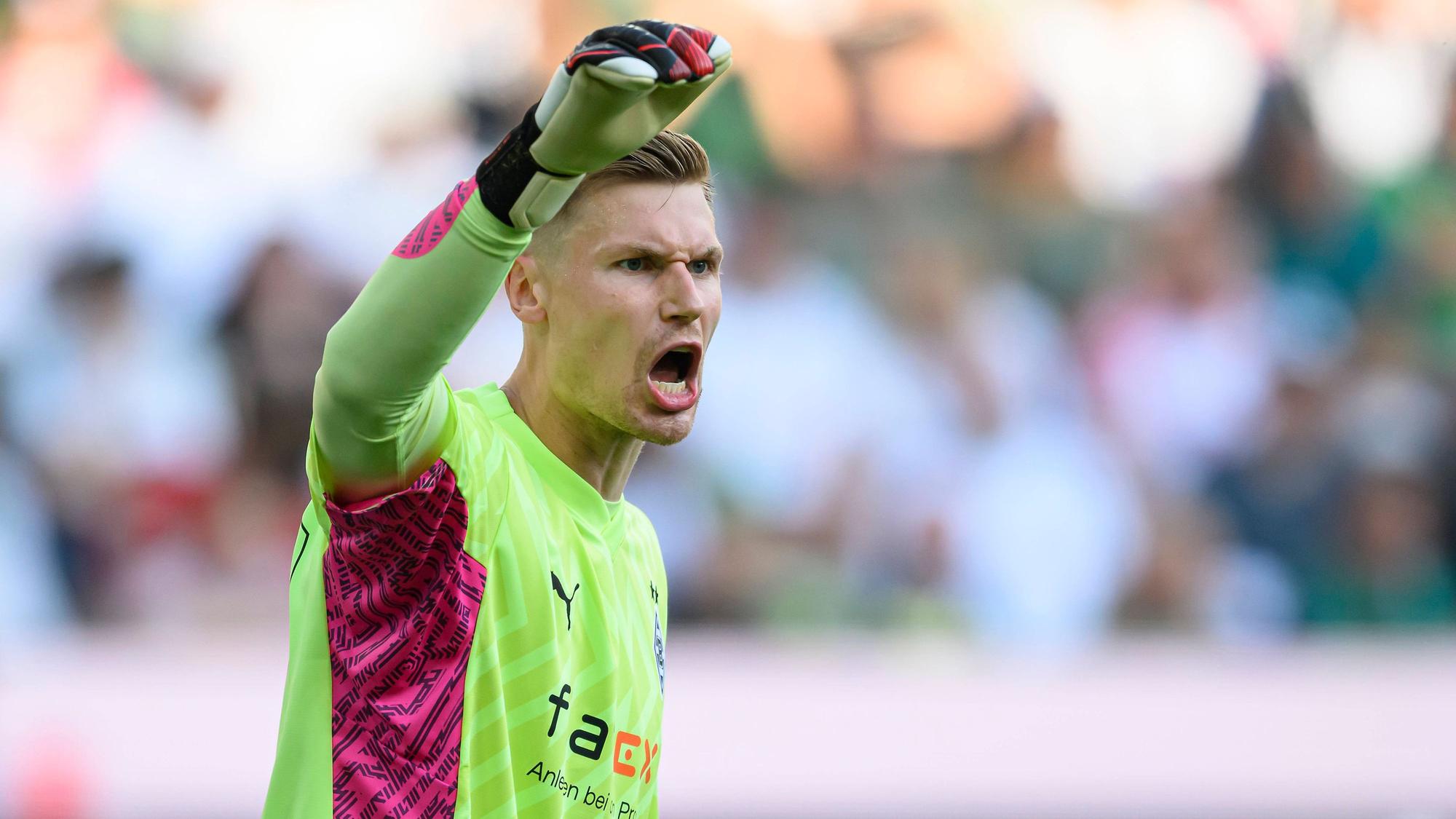 Torwart Moritz Nicolas am 2. September 2023 beim Bundesliga-Einsatz gegen Bayern München.