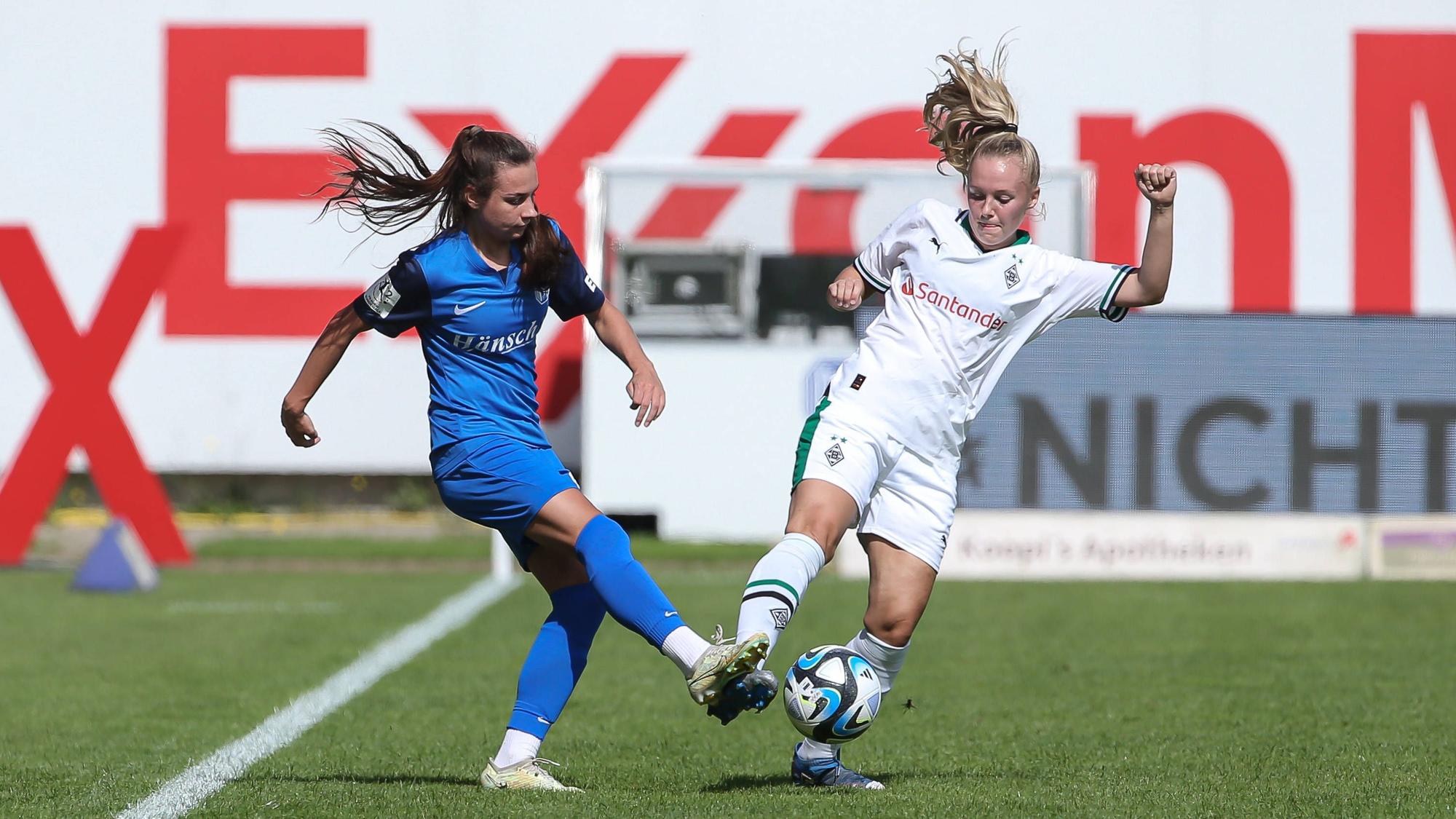 Das Frauenteam von Borussia Mönchengladbach erkämpfte sich am Sonntag (3. September 2023) beim SV Meppen einen weiteren Zähler in der 2. Frauen-Bundesliga. Das Foto zeigt Meppens Kornelia Grosicka (l.) im Zweikampf mit Borussias Sam Drissen (r.).