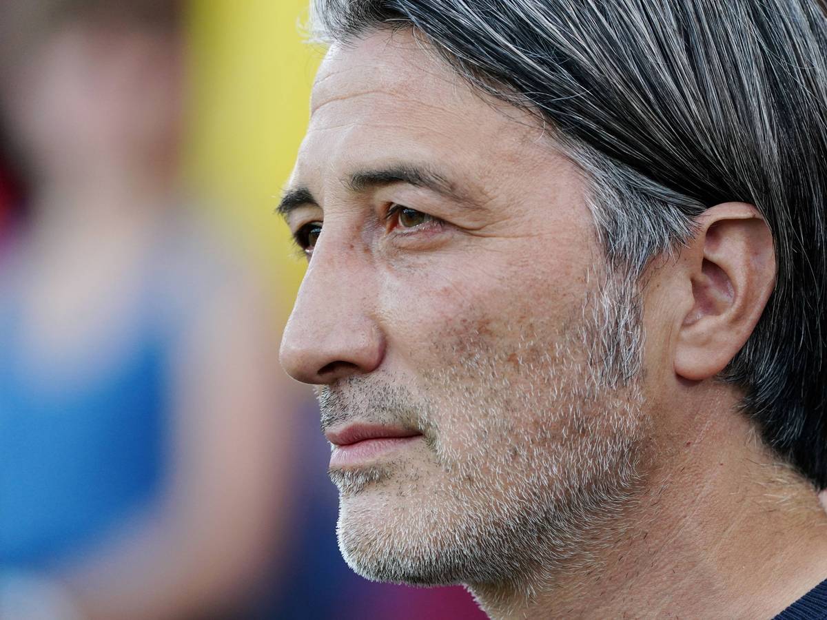 Murat Yakin, Nationaltrainer der Schweiz, hier am 19. Juni 2023 beim Länderspiel gegen Rumänien in Luzern, hat den Umgang des FC Bayern mit Ex-Gladbach-Keeper Yann Sommer kritisiert.