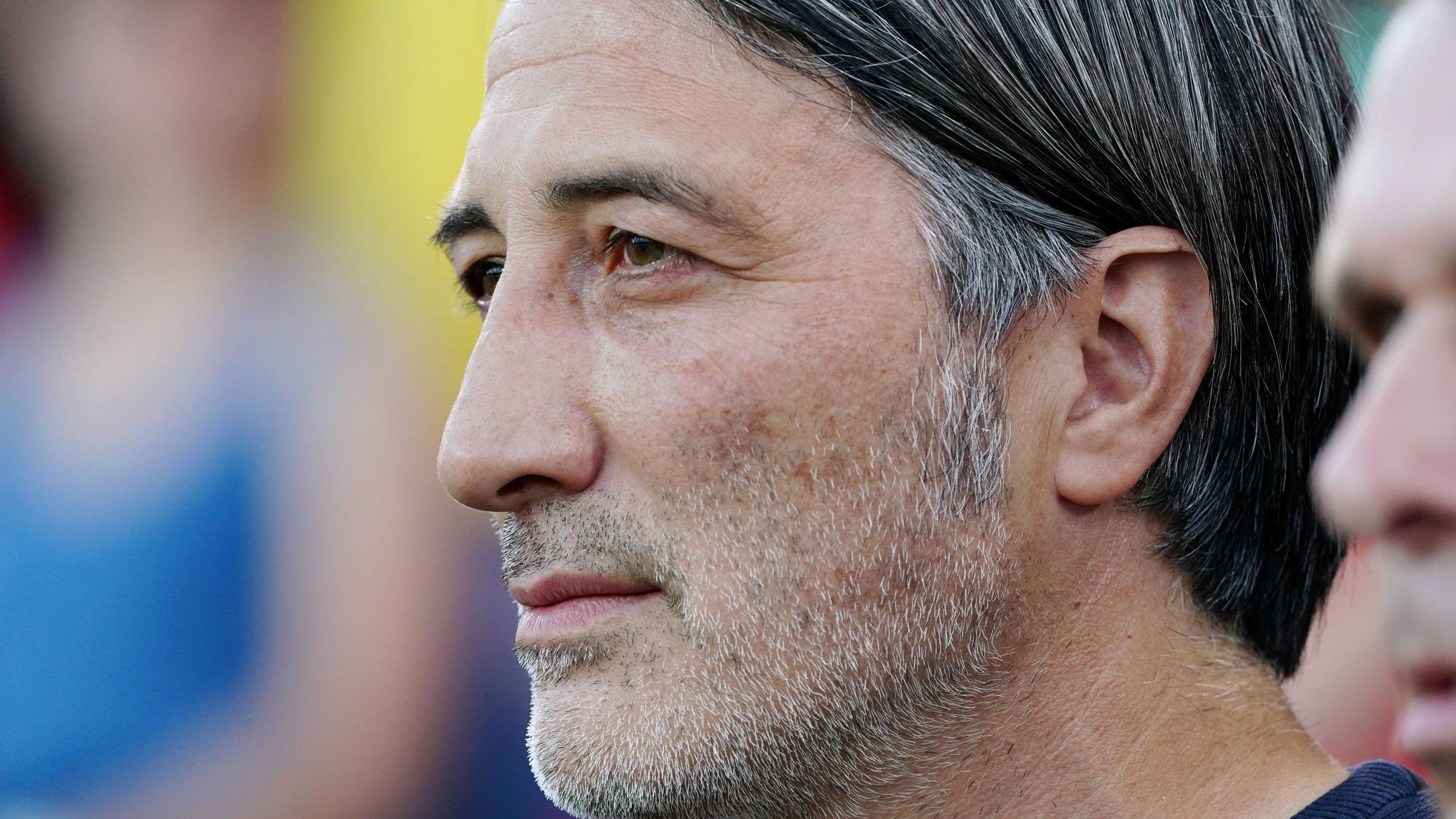 Murat Yakin, Nationaltrainer der Schweiz, hier am 19. Juni 2023 beim Länderspiel gegen Rumänien in Luzern, hat den Umgang des FC Bayern mit Ex-Gladbach-Keeper Yann Sommer kritisiert.