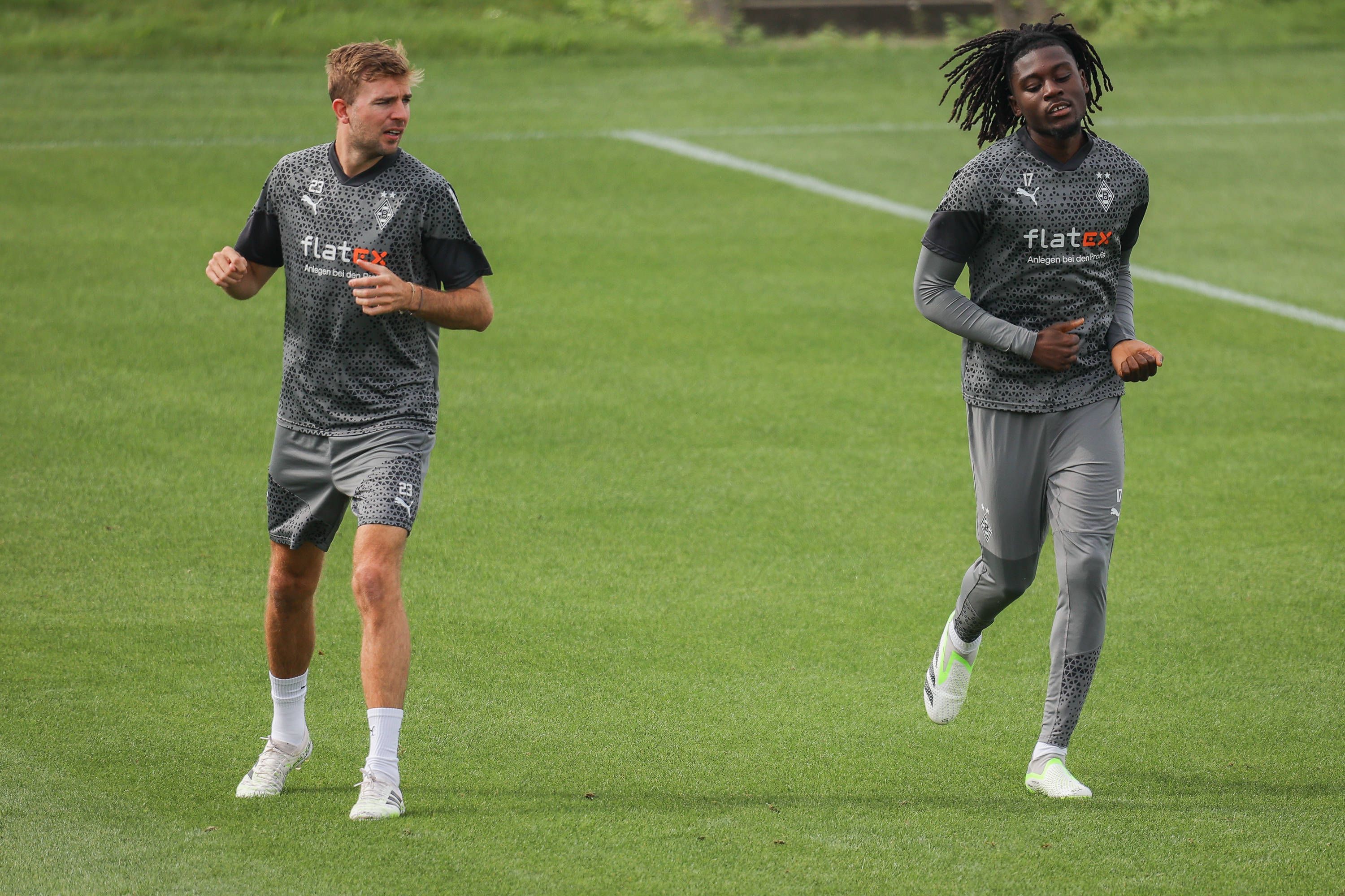 Christoph Kramer (l.) ist in Teilen zurück im Mannschaftstraining von Borussia Mönchengladbach. Das Foto zeigt ihn am 29. August 2023 bei einer Laufeinheit mit Teamkollege Manu Koné (r.).