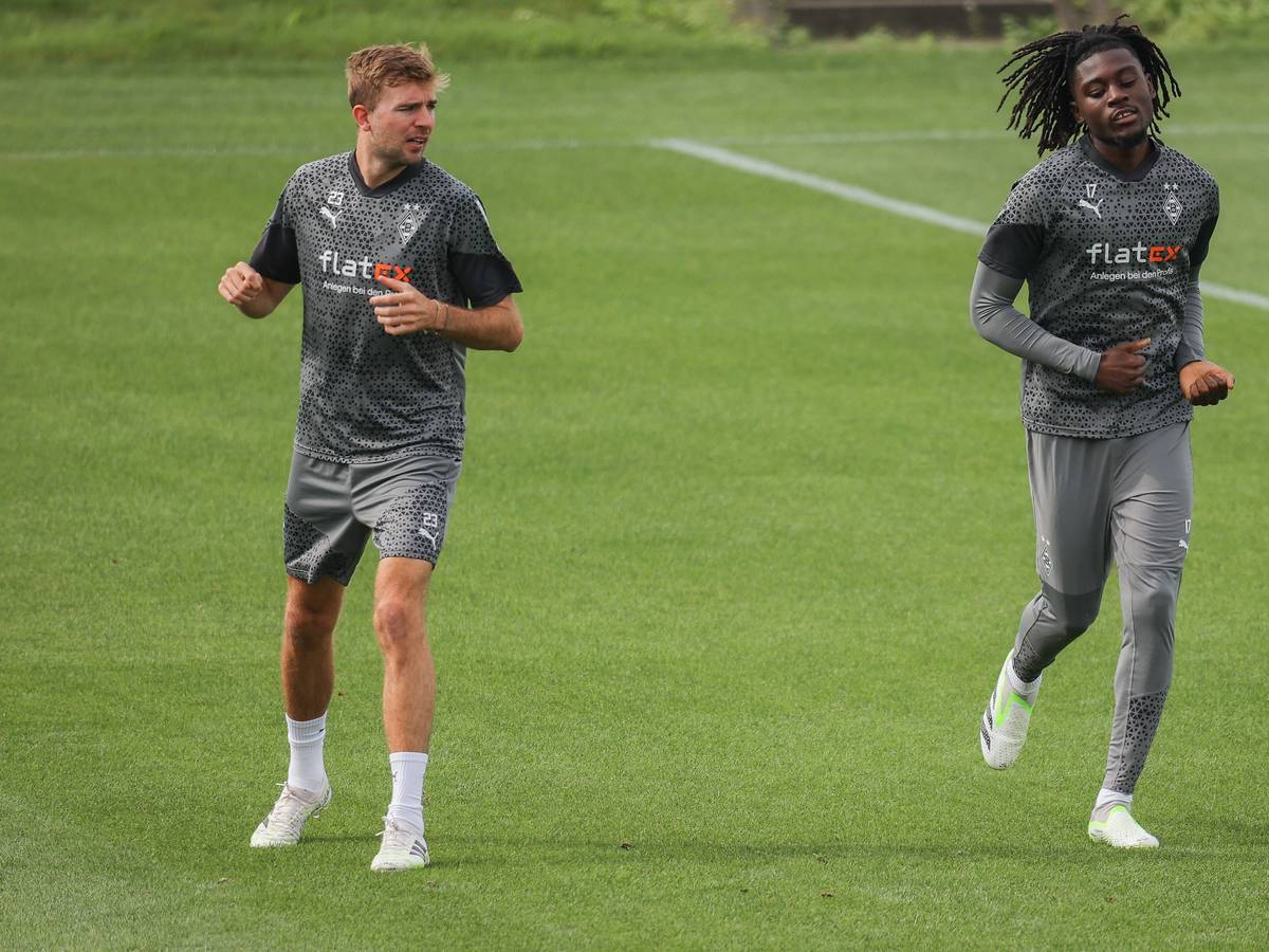 Christoph Kramer (l.) ist in Teilen zurück im Mannschaftstraining von Borussia Mönchengladbach. Das Foto zeigt ihn am 29. August 2023 bei einer Laufeinheit mit Teamkollege Manu Koné (r.).