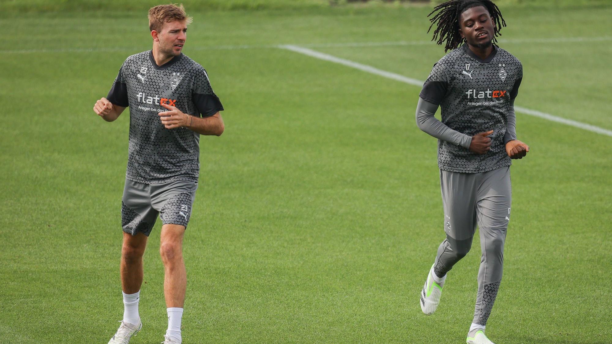 Christoph Kramer (l.) ist in Teilen zurück im Mannschaftstraining von Borussia Mönchengladbach. Das Foto zeigt ihn am 29. August 2023 bei einer Laufeinheit mit Teamkollege Manu Koné (r.).
