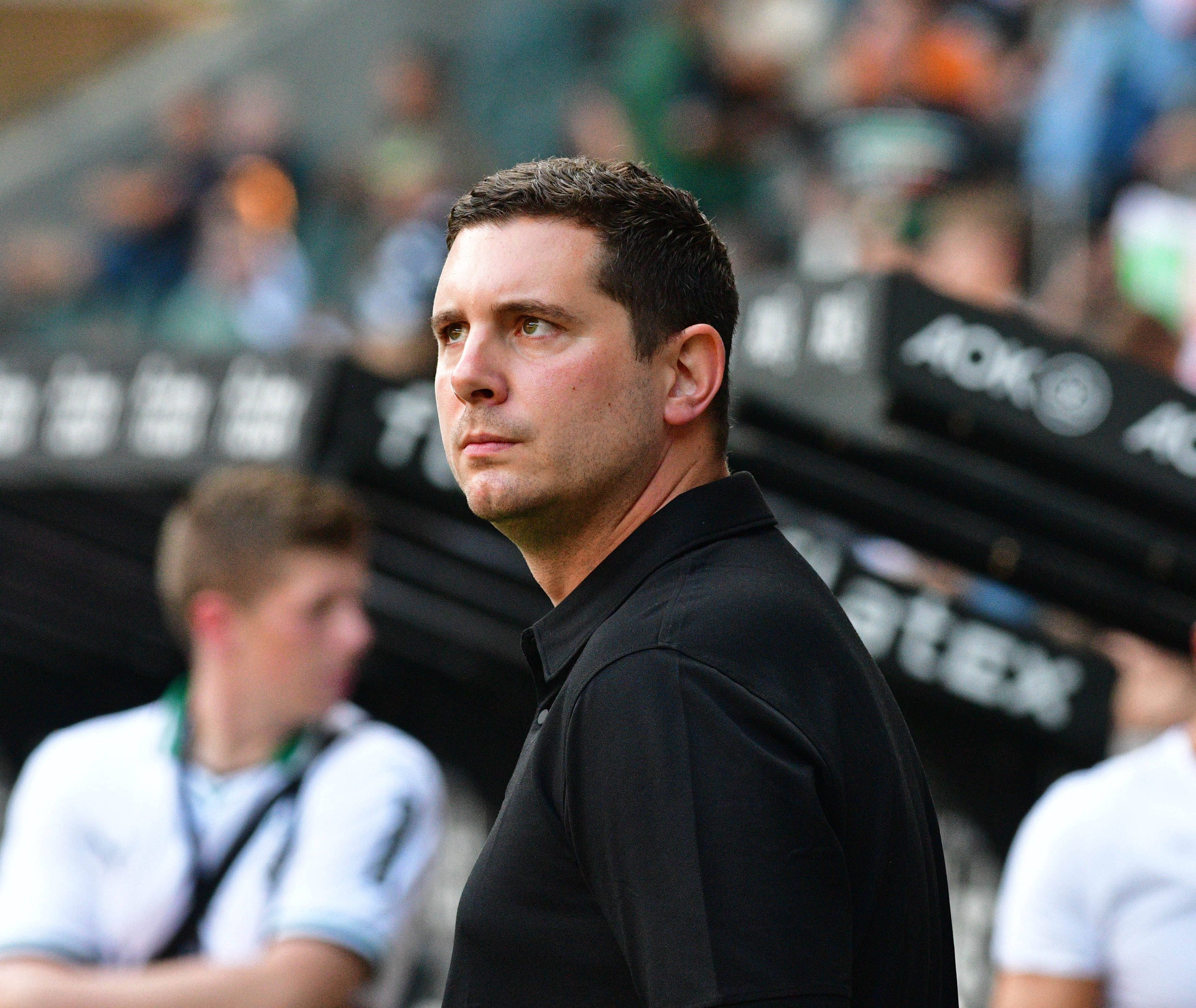 Nils Schmadtke, Sportdirektor Lizenz bei Borussia Mönchengladbach, am 2. September beim Bundesliga-Duell gegen den FC Bayern München im Borussia-Park am Spielfeldrand.