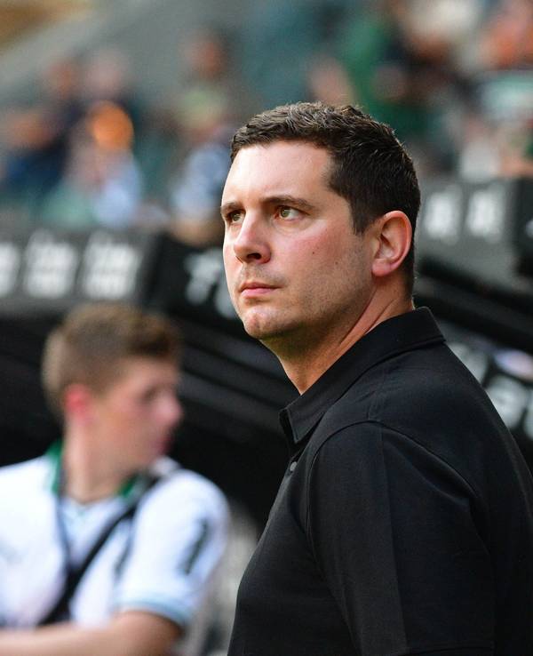 Nils Schmadtke, Sportdirektor Lizenz bei Borussia Mönchengladbach, am 2. September beim Bundesliga-Duell gegen den FC Bayern München im Borussia-Park am Spielfeldrand.