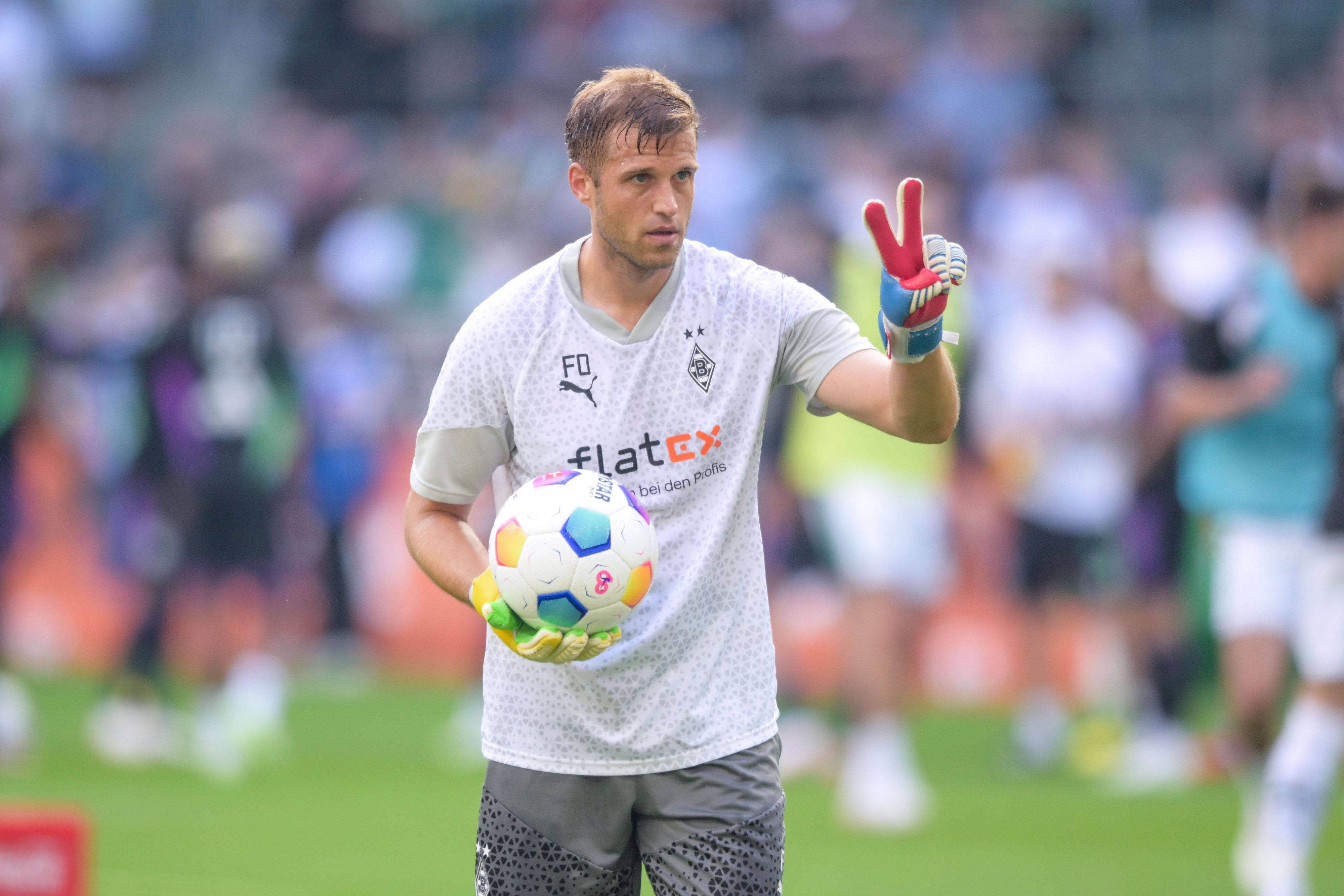 Fabian Otte, Torwarttrainer von Borussia Mönchengladbach, hier am 2. September 2023 beim Bundesliga-Spiel gegen den FC Bayern München im Borussia-Park, zeigt mit den Fingern eine zwei.