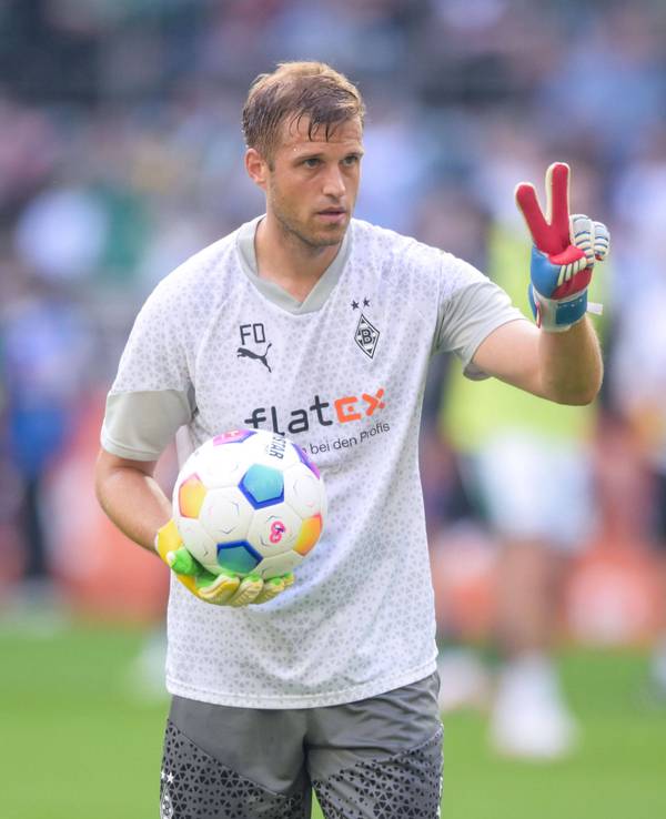 Fabian Otte, Torwarttrainer von Borussia Mönchengladbach, hier am 2. September 2023 beim Bundesliga-Spiel gegen den FC Bayern München im Borussia-Park, zeigt mit den Fingern eine zwei.
