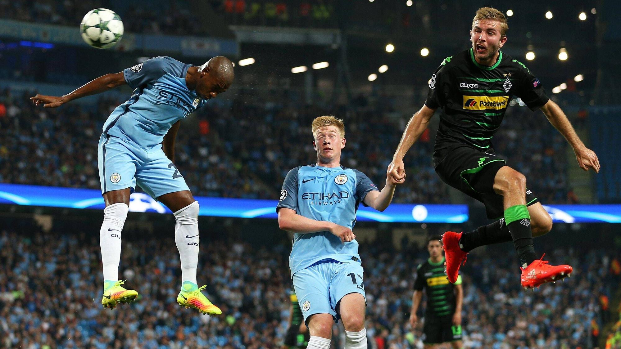 Christoph Kramer (r.) trat mit Borussia Mönchengladbach am 14. September 2016 bei Manchester City in der Champions League an. Das Foto zeigt ihn bei einem Luftduell mit Citys Kevin de Bruyne (Mitte) und Fernandinho (l.).