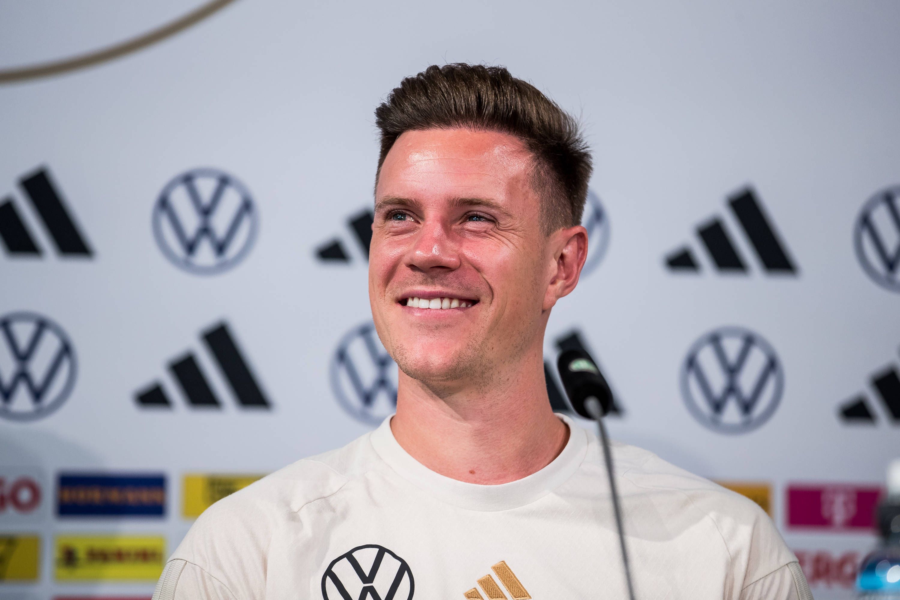 Marc-André ter Stegen, Ex-Keeper von Borussia Mönchengladbach und heutiger Nummer eins des FC Barcelona, hier am 6. September 2023 auf einer Pressekonferenz der deutschen Nationalmannschaft in Wolfsburg, bestens gelaunt.