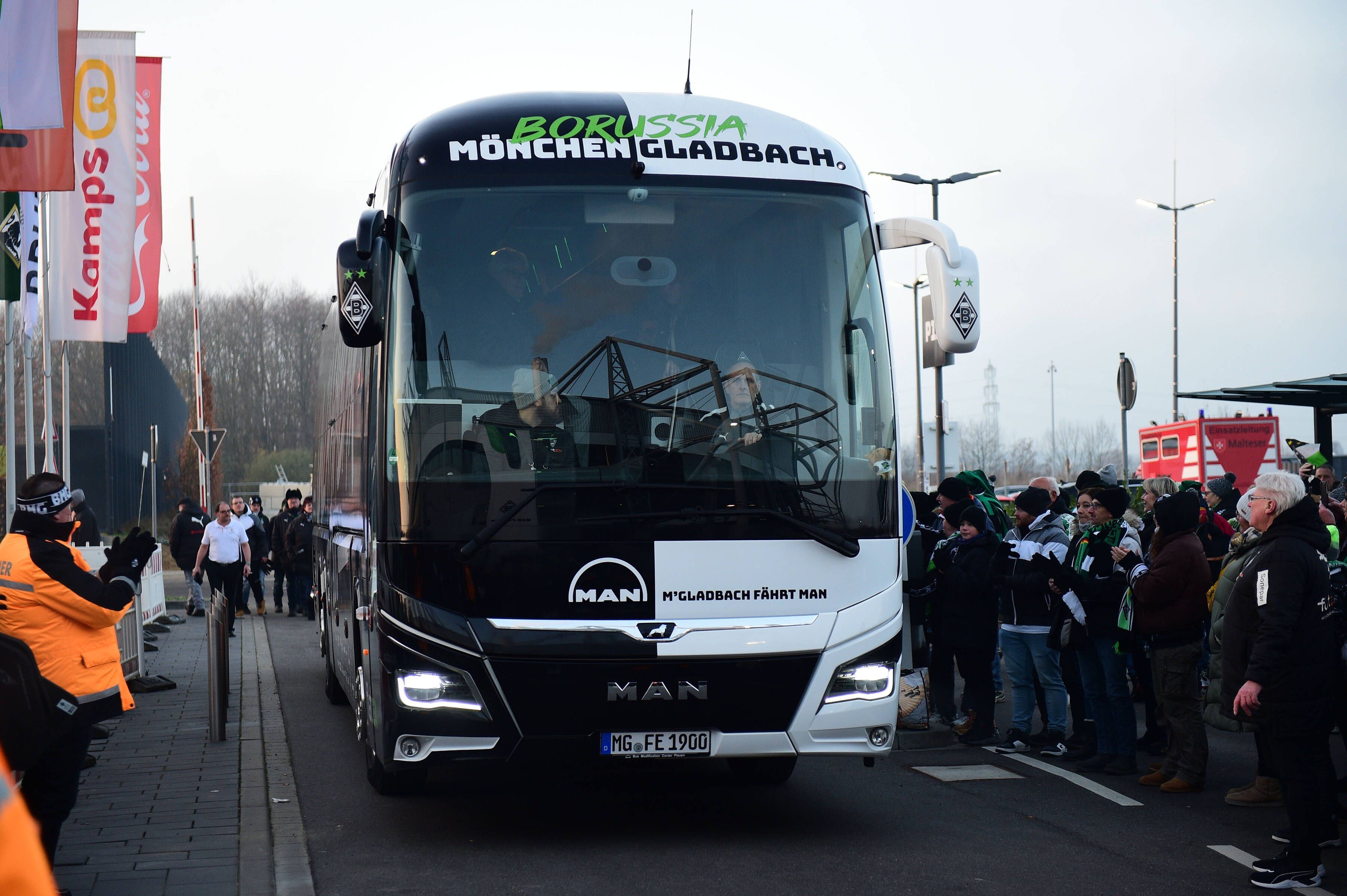 Borussia Mönchengladbach, hier am 17. Dezember 2022 bei der Anreise zum Borussia-Park mit ihrem Mannschaftsbus von MAN.