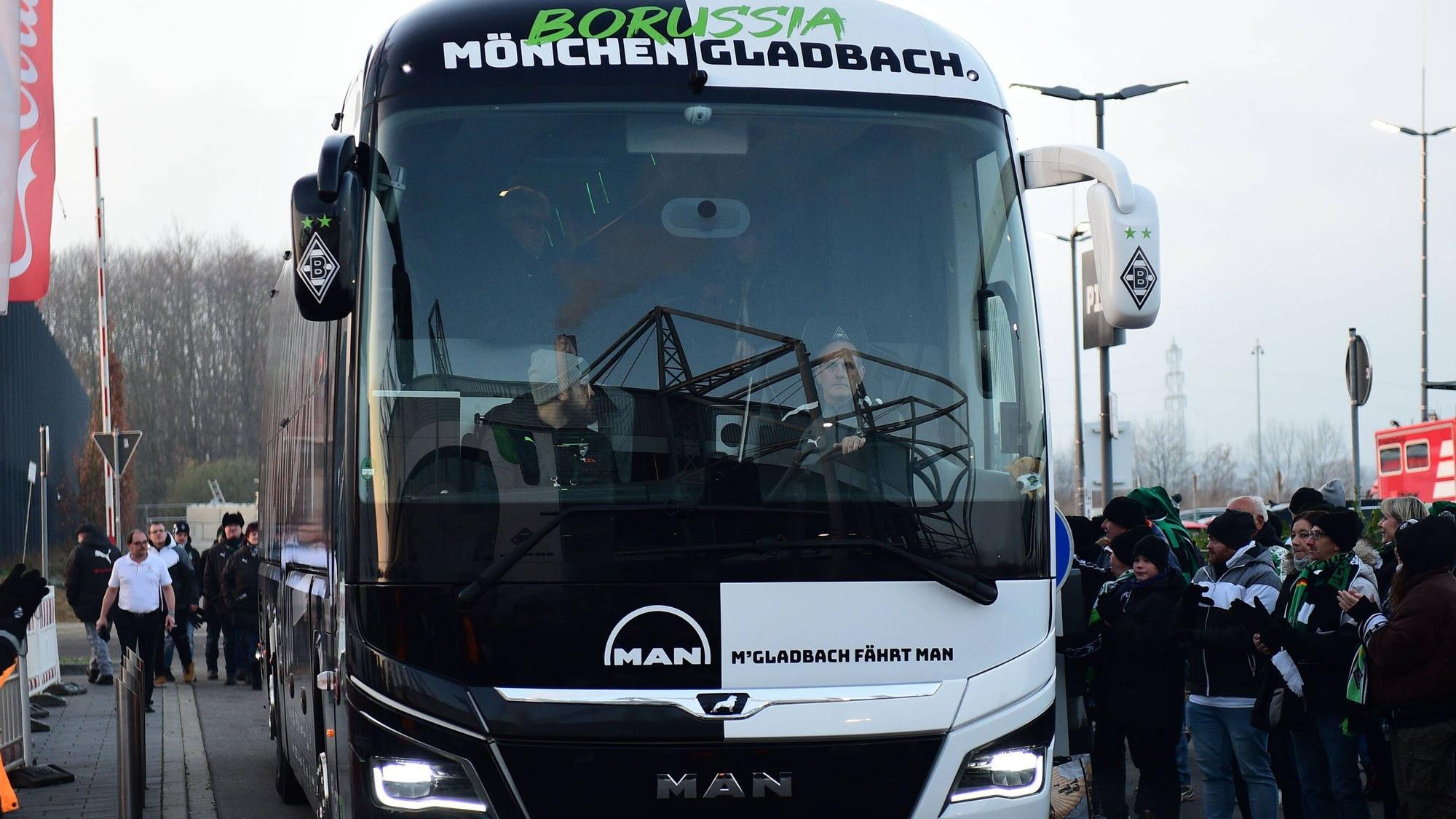 Borussia Mönchengladbach, hier am 17. Dezember 2022 bei der Anreise zum Borussia-Park mit ihrem Mannschaftsbus von MAN.