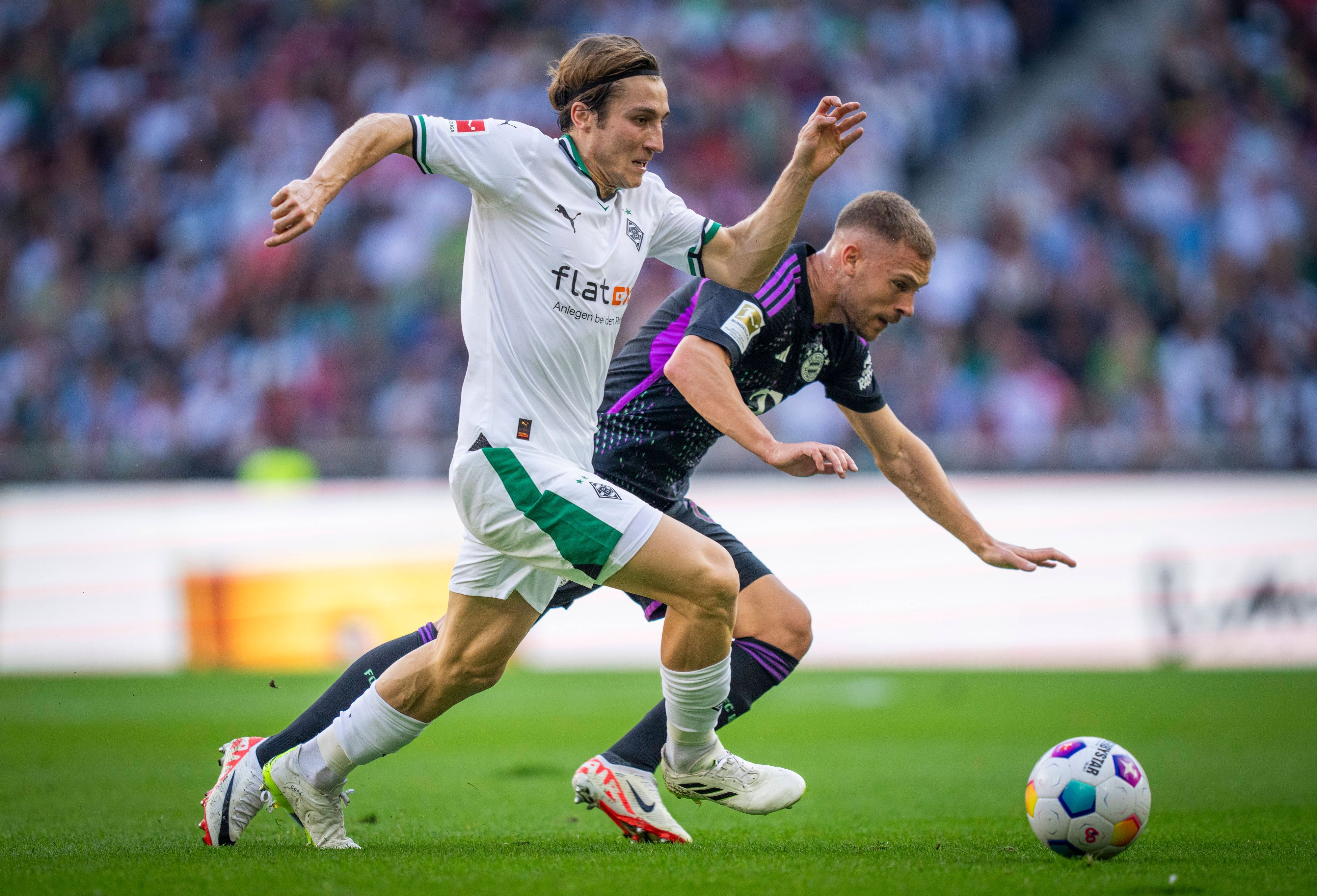 Rocco Reitz (l.) von Borussia Mönchengladbach am 2. September 2023 beim Bundesliga-Spiel gegen Bayern München im Zweikampf mit Joshua Kimmich (r.).