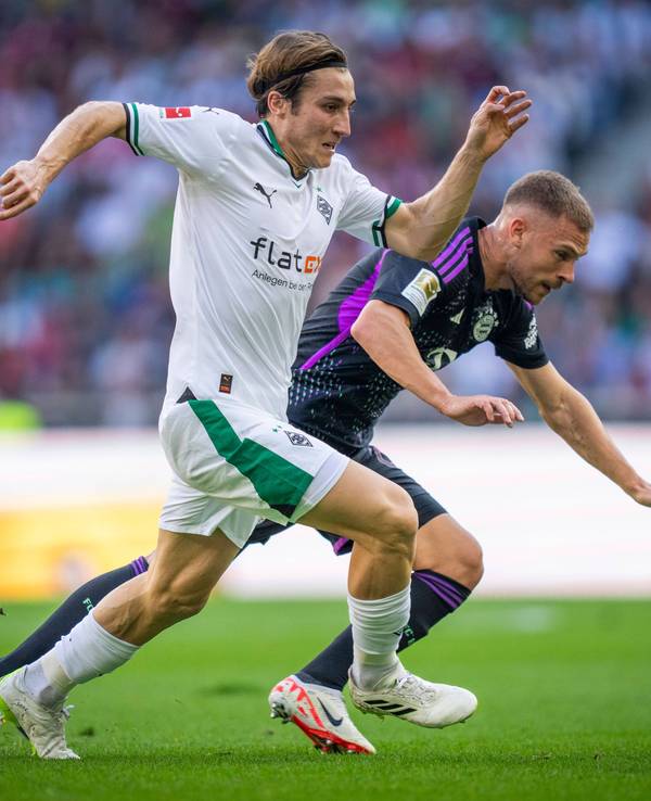 Rocco Reitz (l.) von Borussia Mönchengladbach am 2. September 2023 beim Bundesliga-Spiel gegen Bayern München im Zweikampf mit Joshua Kimmich (r.).