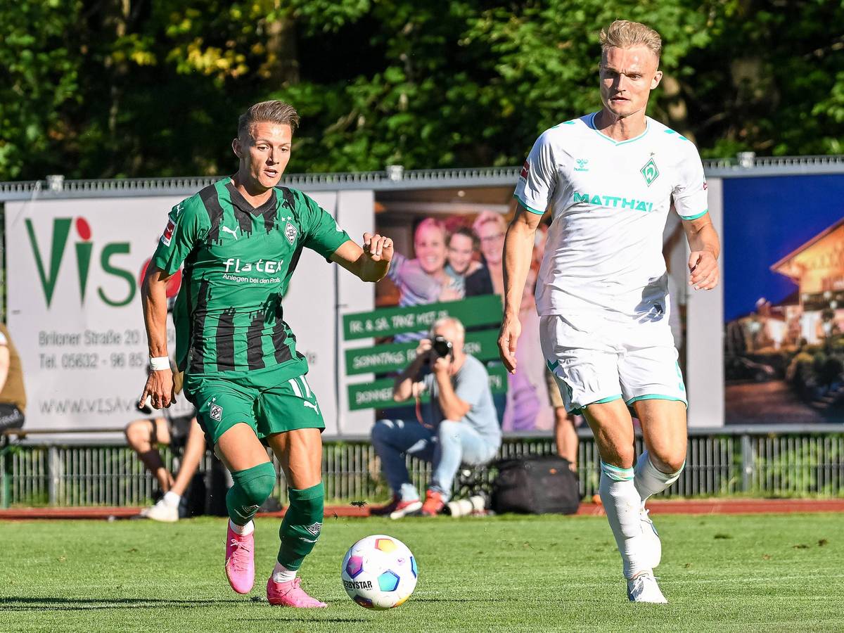 Borussia Mönchengladbach absolviert am Donnerstag (7. September 2023/17.30 Uhr) in Willingen ein Testspiel gegen Liga-Konkurrent Werder Bremen. Das Foto zeigt Hannes Wolf (l.) im Zweikampf mit Amos Pieper (r.).