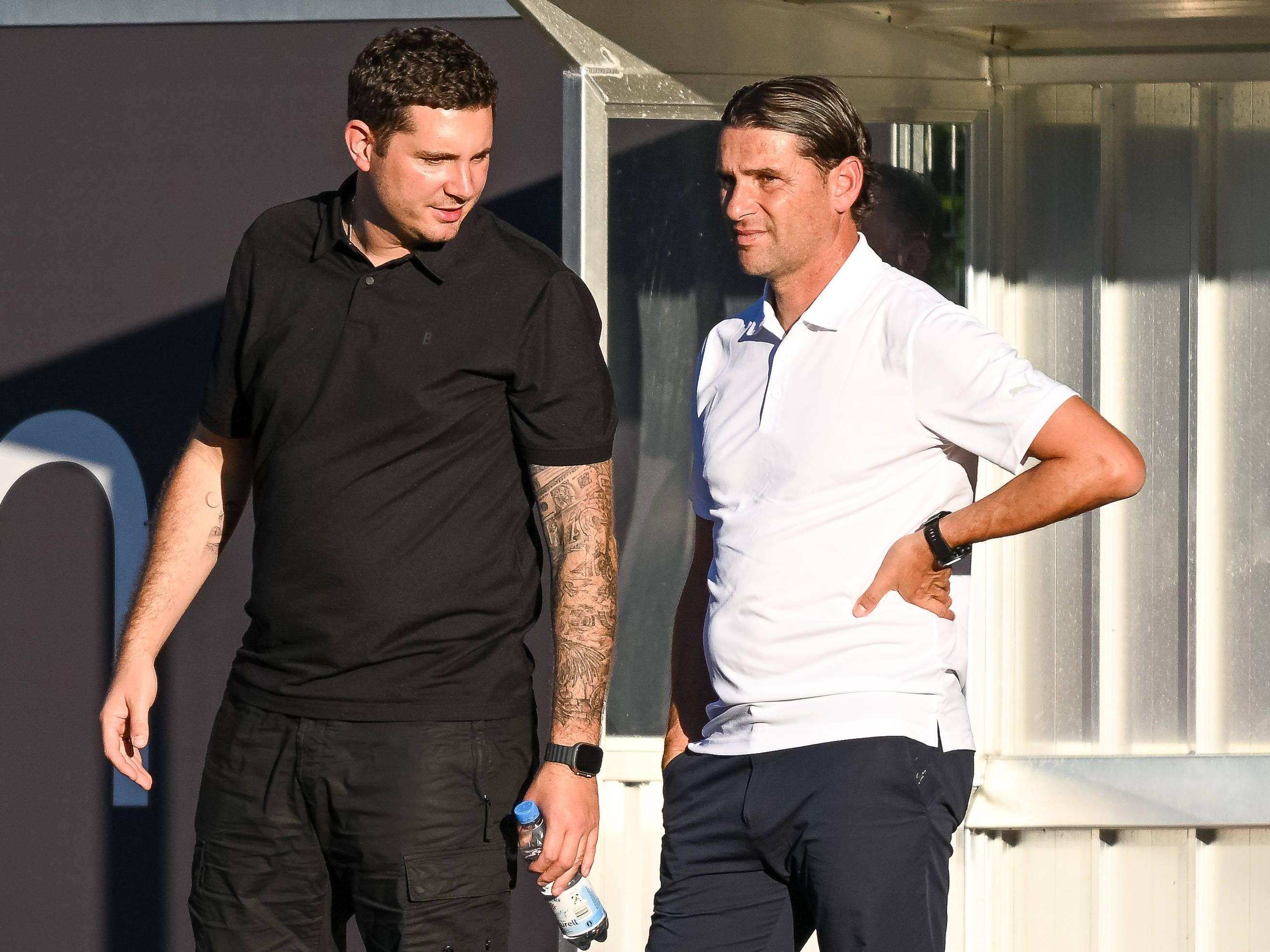 Gladbach-Trainer Gerardo Seoane (r.), hier am 7. September 2023 in einem Halbzeitgespräch mit Sportdirektor Nils Schmadtke, sah am Donnerstag eine knappe Testspielniederlage gegen Werder Bremen.