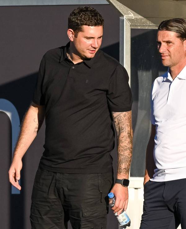 Gladbach-Trainer Gerardo Seoane (r.), hier am 7. September 2023 in einem Halbzeitgespräch mit Sportdirektor Nils Schmadtke, sah am Donnerstag eine knappe Testspielniederlage gegen Werder Bremen.
