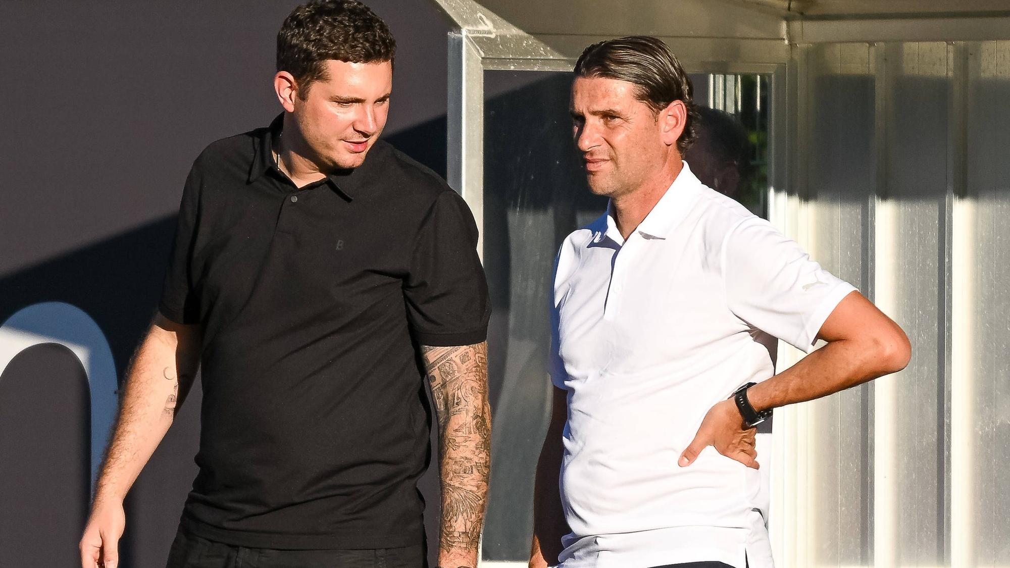 Gladbach-Trainer Gerardo Seoane (r.), hier am 7. September 2023 in einem Halbzeitgespräch mit Sportdirektor Nils Schmadtke, sah am Donnerstag eine knappe Testspielniederlage gegen Werder Bremen.