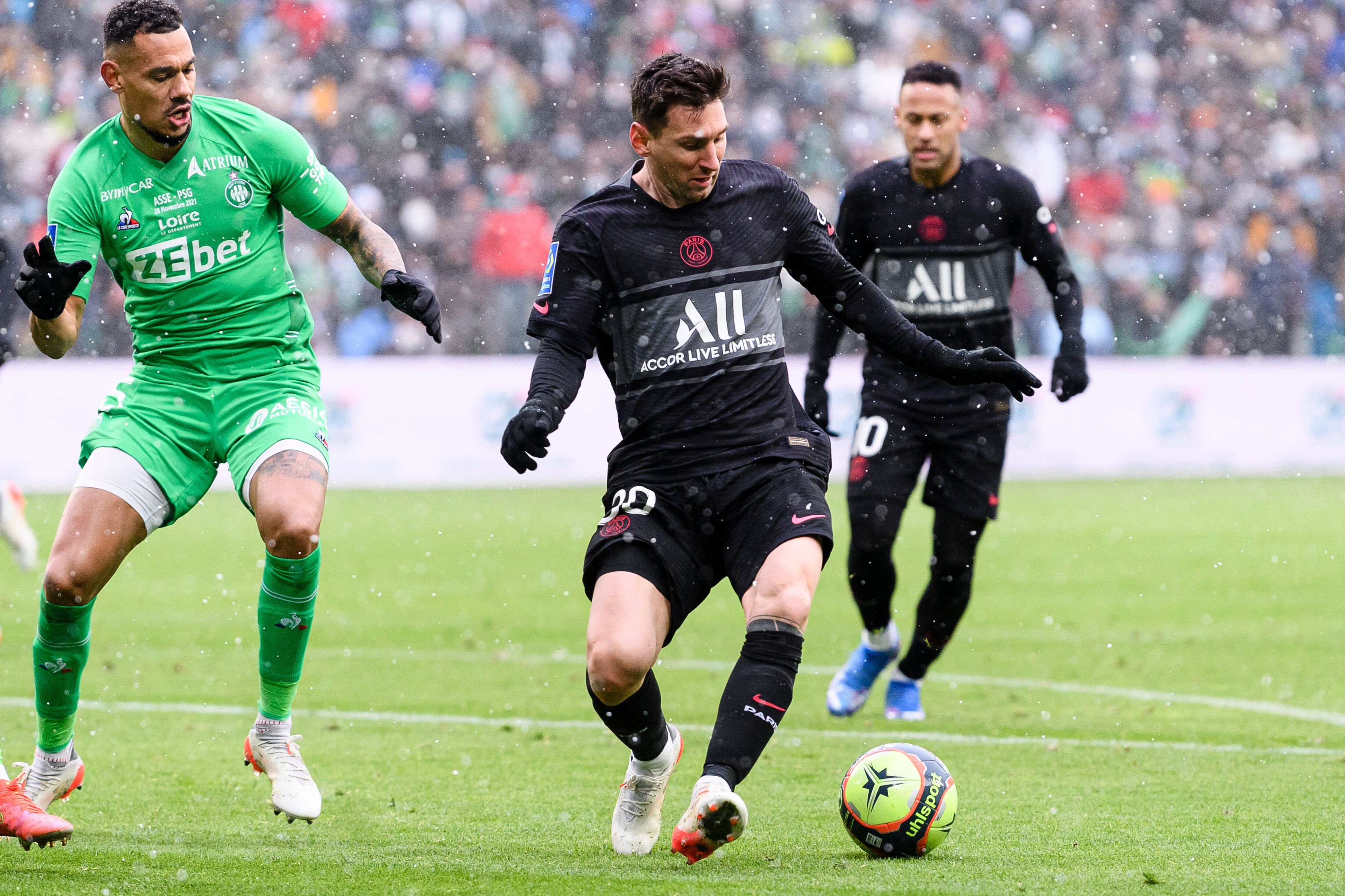 Lionel Messi (M.) bestreitet am 28. November 2021 einen Zweikampf mit Timothée Kolodziejczak (l.).