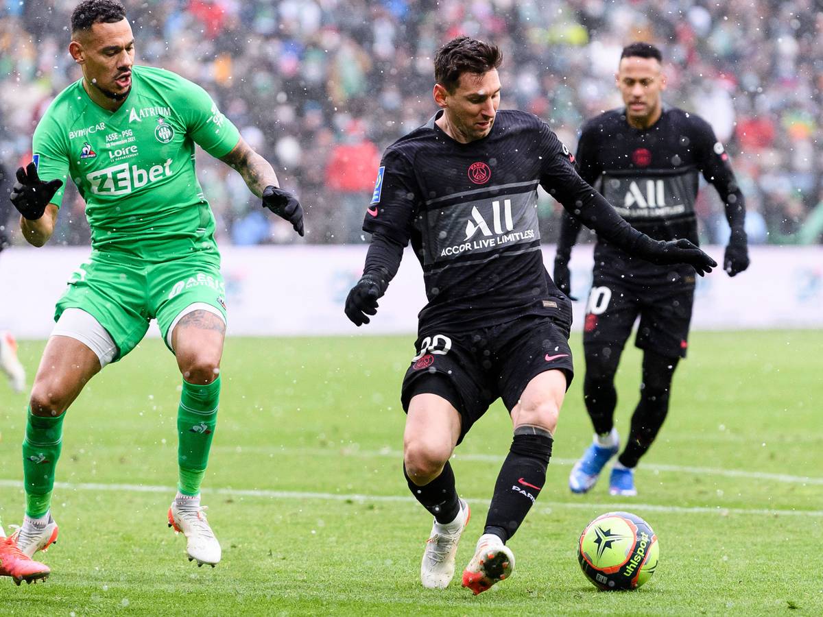 Lionel Messi (M.) bestreitet am 28. November 2021 einen Zweikampf mit Timothée Kolodziejczak (l.).