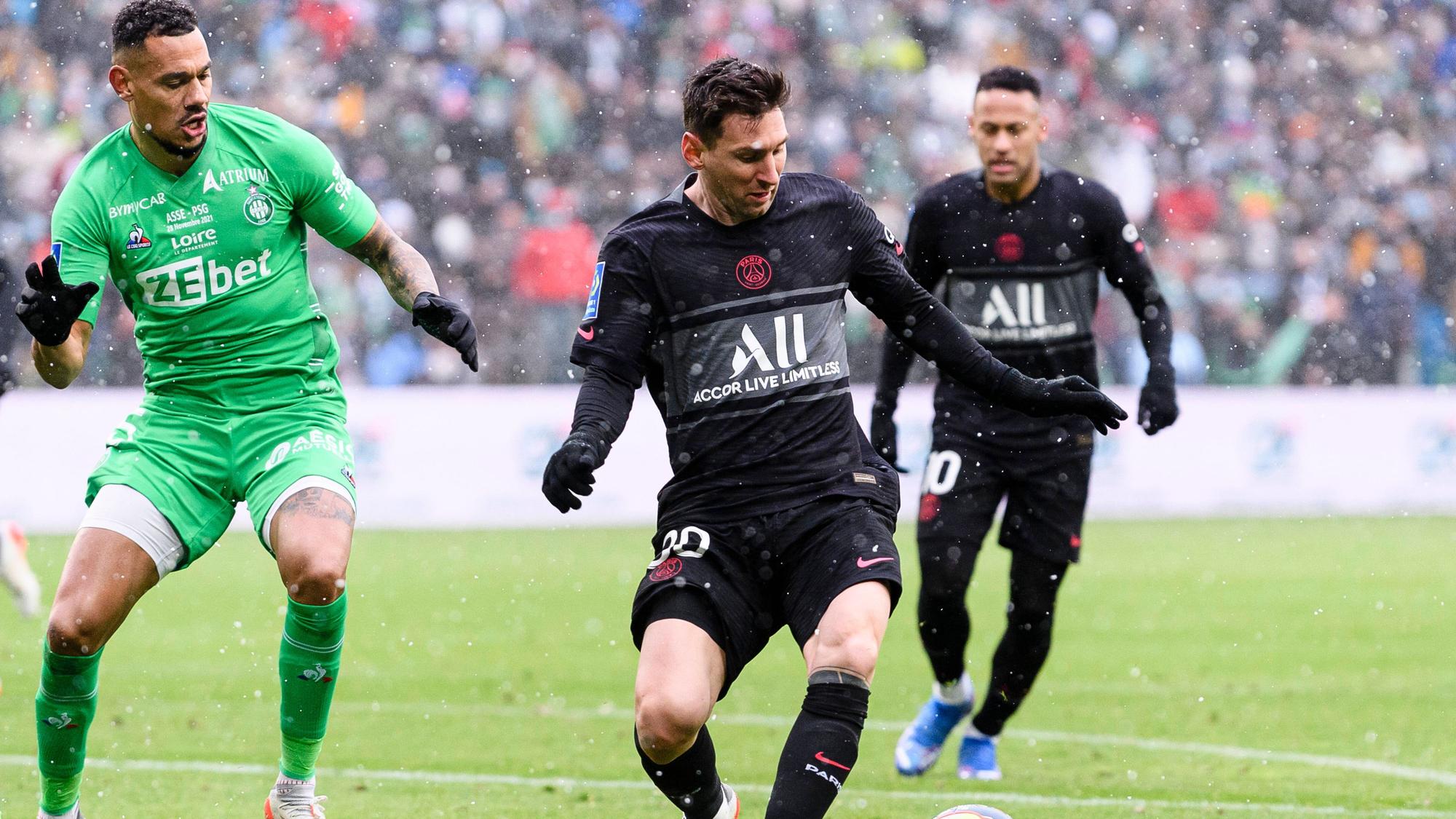 Lionel Messi (M.) bestreitet am 28. November 2021 einen Zweikampf mit Timothée Kolodziejczak (l.).