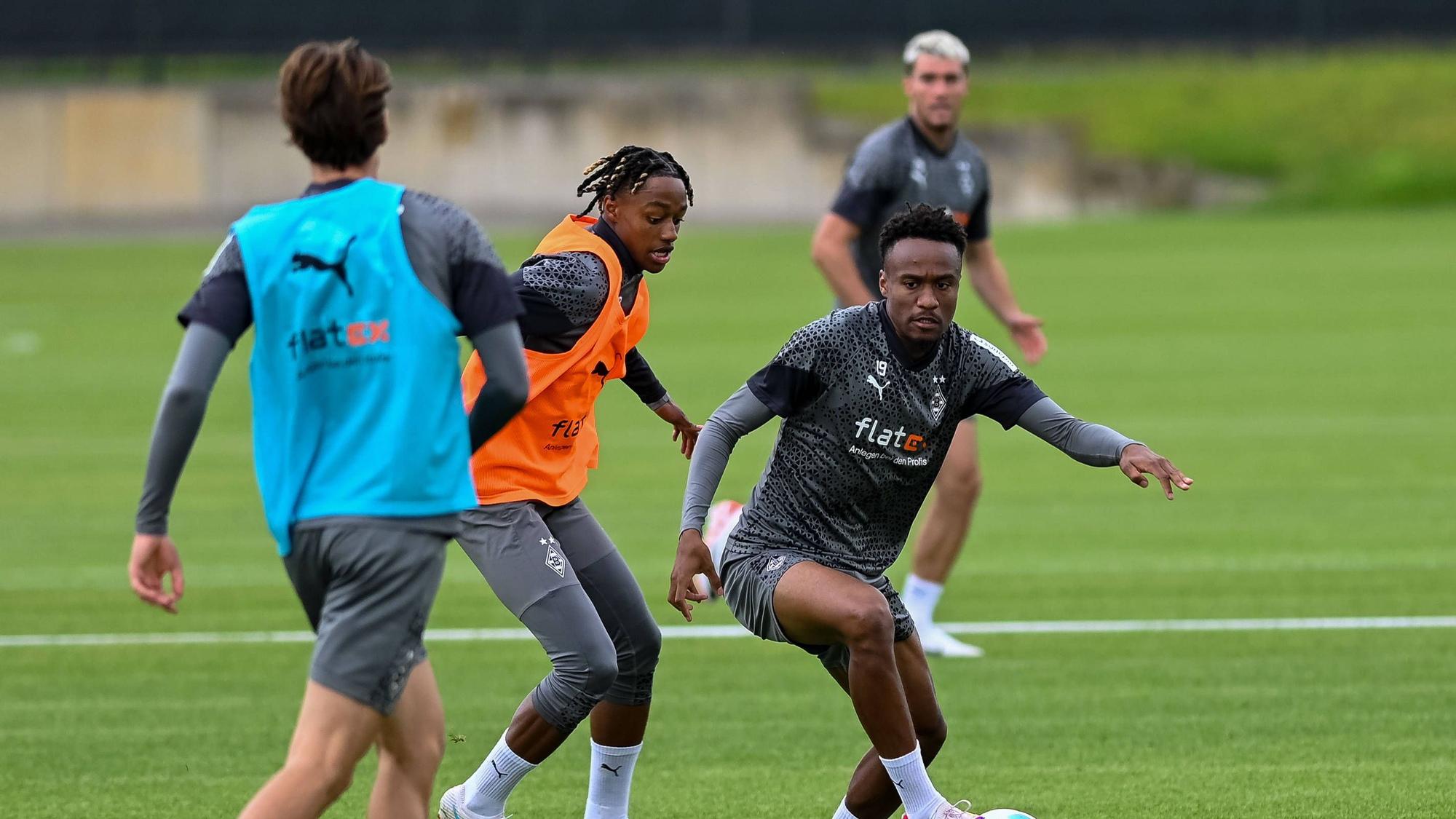 Nathan Ngoumou (r.) und Yvandro Borges Sanches (M.) kämpfen am 8. August 2023 im Training von Borussia Mönchengladbach um den Ball.