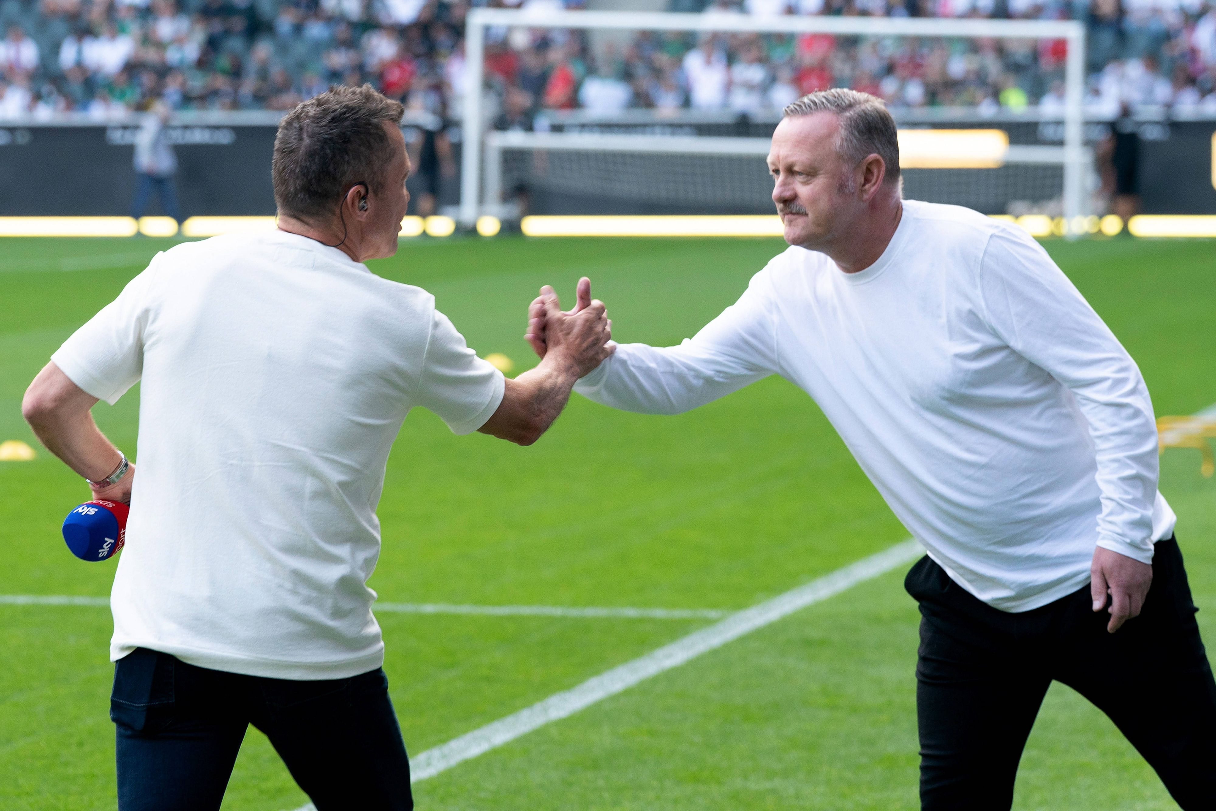 Lothar Matthäus (l.) und Roland Virkus begrüßen sich am 2. September 2023 vor einem Heimspiel von Borussia Mönchengladbach.