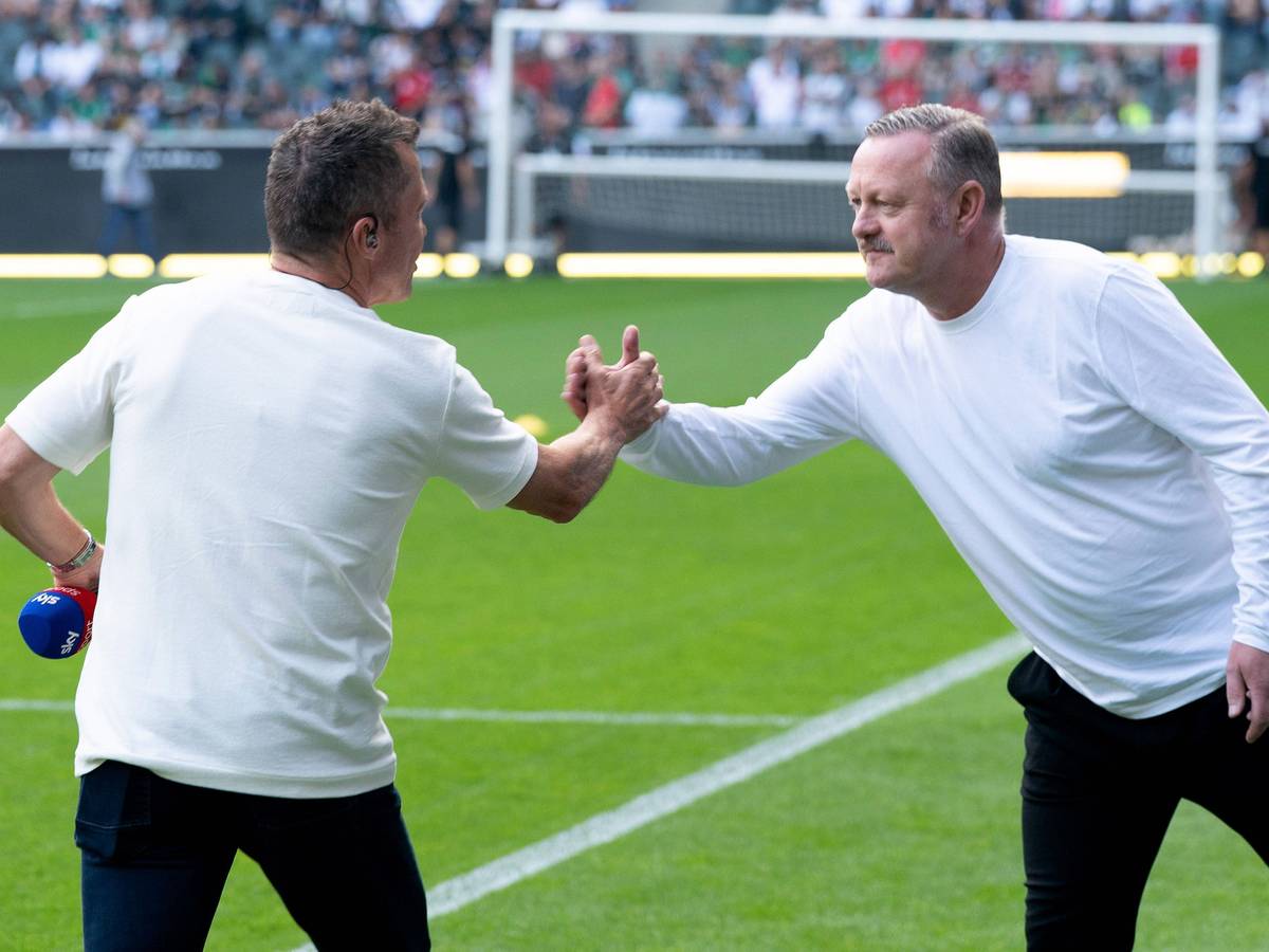 Lothar Matthäus (l.) und Roland Virkus begrüßen sich am 2. September 2023 vor einem Heimspiel von Borussia Mönchengladbach.