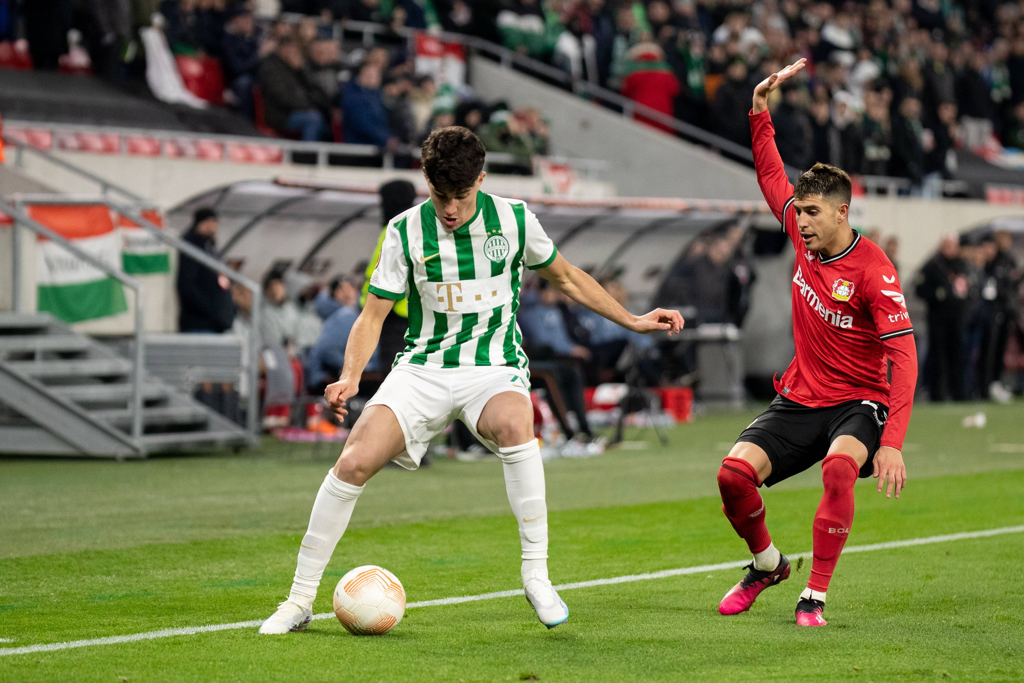 Krisztian Lisztes (l.) spielt am 16. März 2023 für Ferencvaros Budapest in der Conference League gegen Bayer Leverkusen.