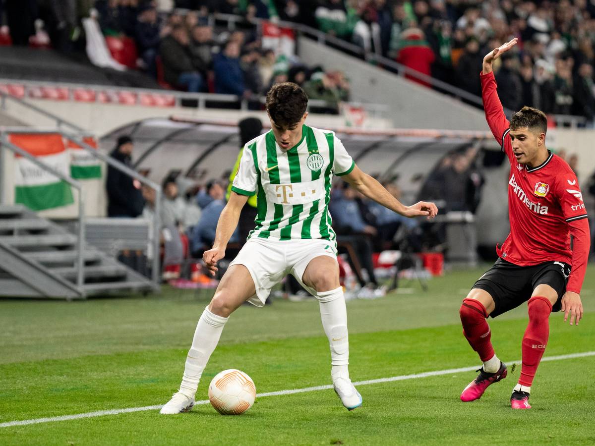 Krisztian Lisztes (l.) spielt am 16. März 2023 für Ferencvaros Budapest in der Conference League gegen Bayer Leverkusen.