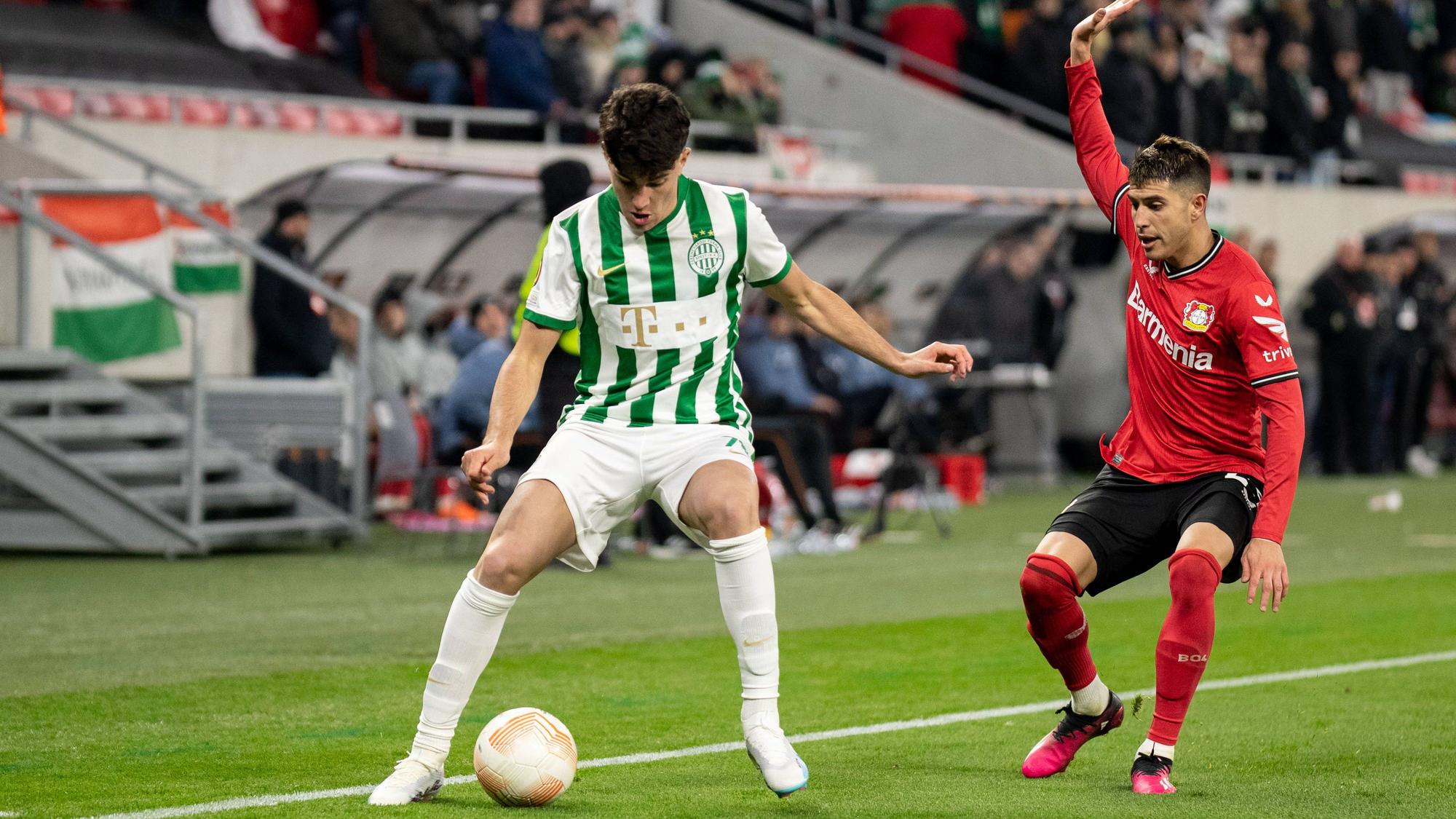 Krisztian Lisztes (l.) spielt am 16. März 2023 für Ferencvaros Budapest in der Conference League gegen Bayer Leverkusen.
