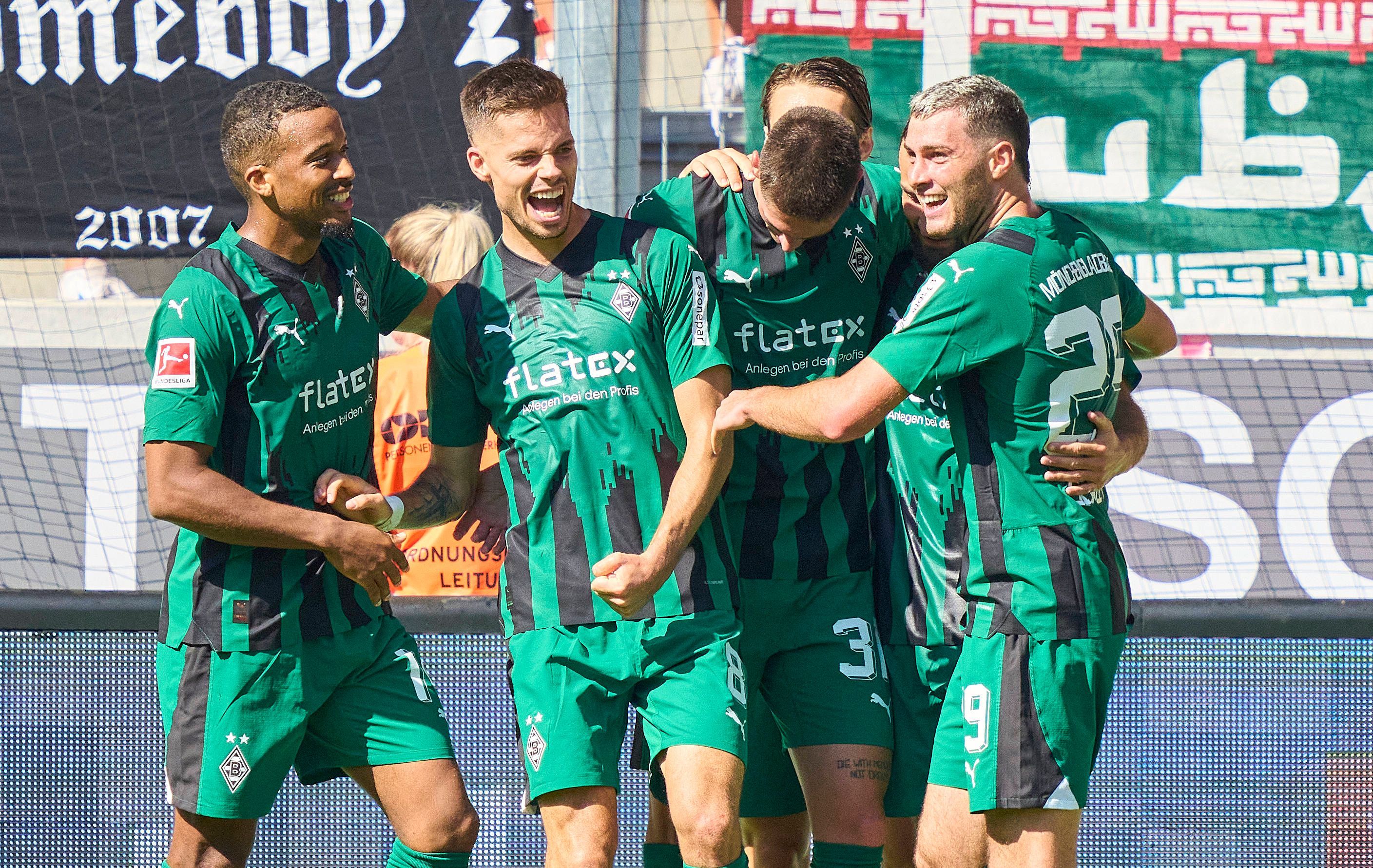Tomas Cvancara (M.) bejubelt seinen ersten Bundesliga-Treffer im Spiel von Borussia Mönchengladbach gegen den FC Augsburg am 19. August 2023.