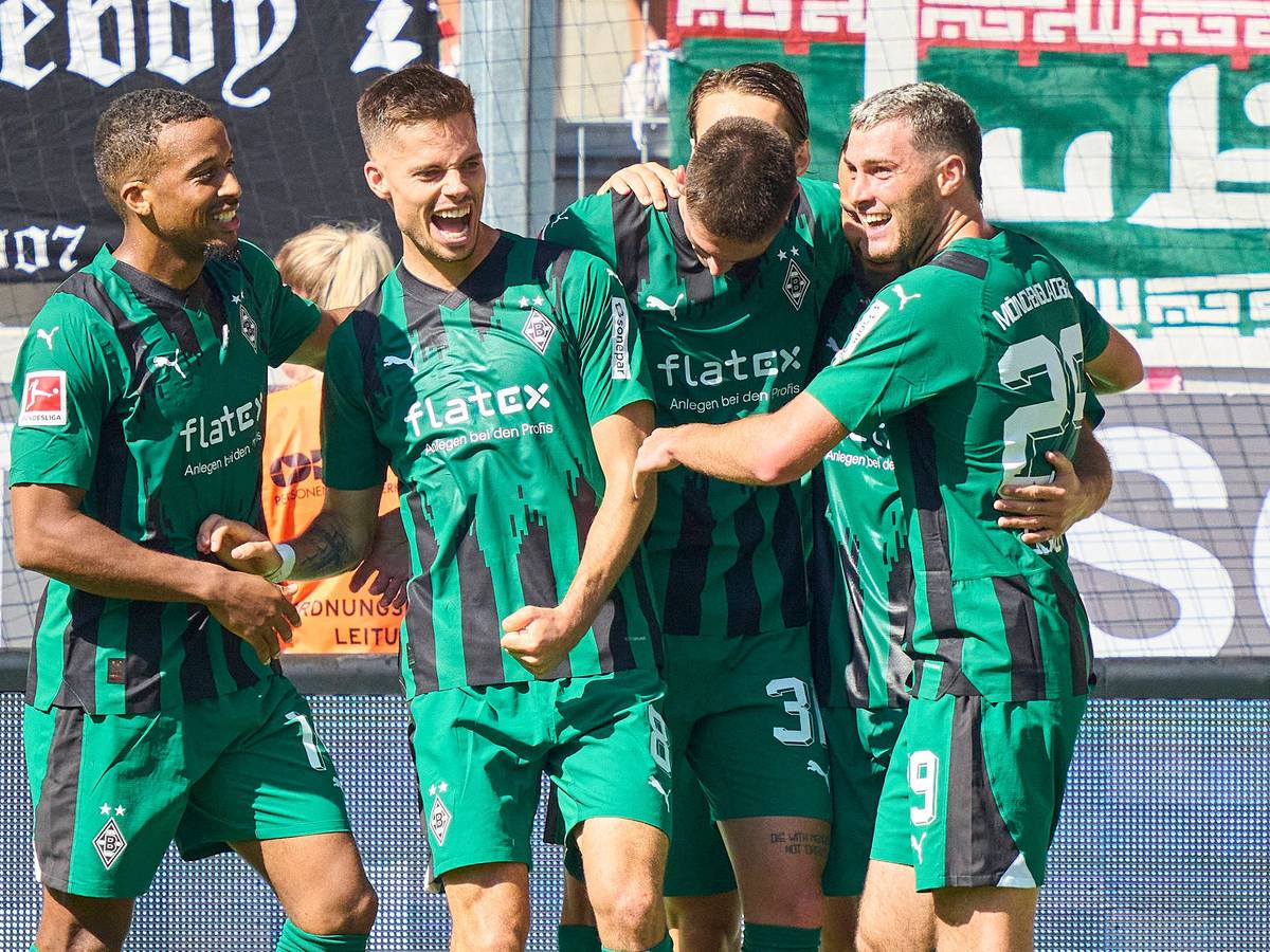 Tomas Cvancara (M.) bejubelt seinen ersten Bundesliga-Treffer im Spiel von Borussia Mönchengladbach gegen den FC Augsburg am 19. August 2023.