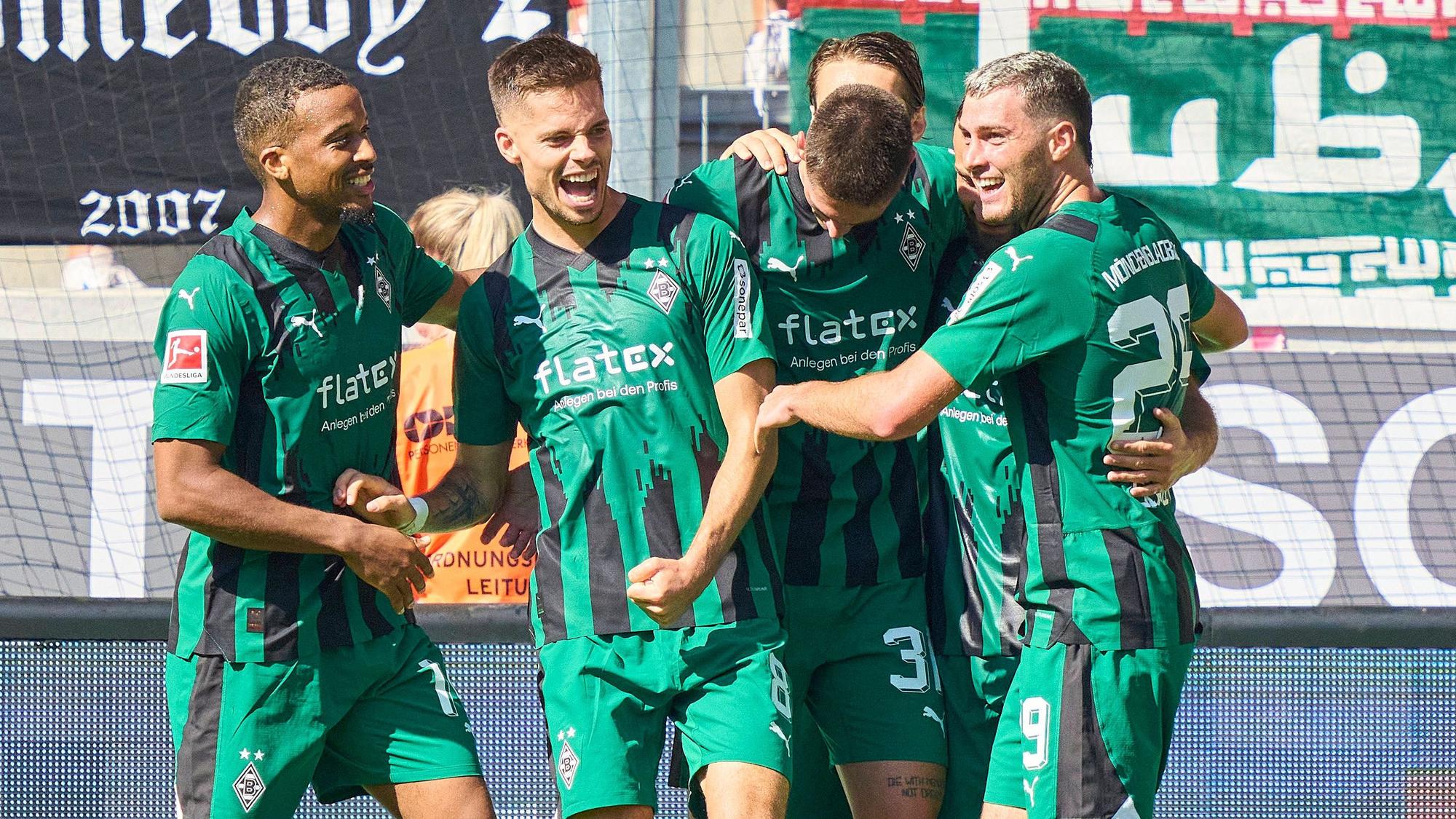 Tomas Cvancara (M.) bejubelt seinen ersten Bundesliga-Treffer im Spiel von Borussia Mönchengladbach gegen den FC Augsburg am 19. August 2023.