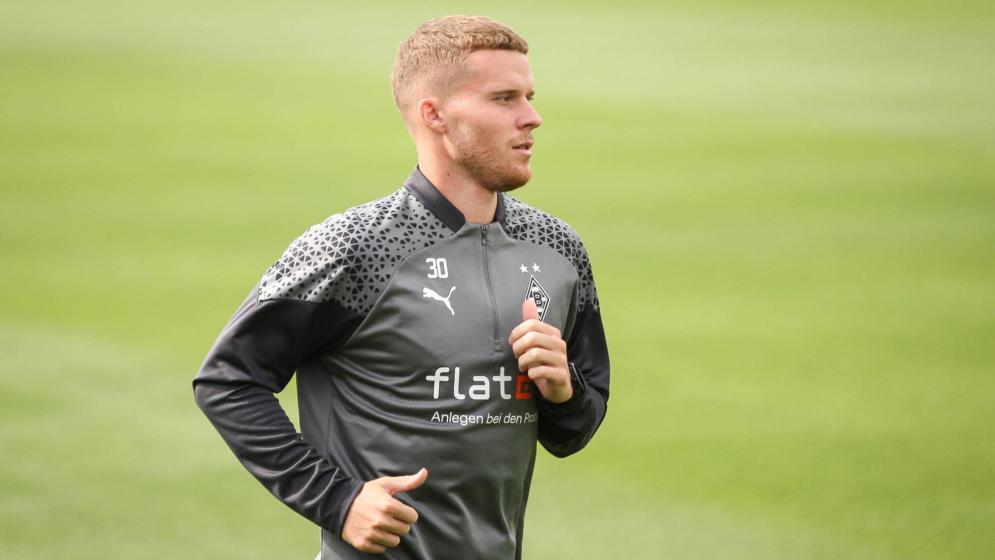 Nico Elvedi läuft am 29. August 2023 eine Runde auf dem Trainingsplatz von Borussia Mönchengladbach.