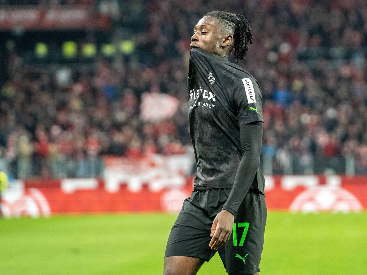 Manu Koné ist nach einer Pleite von Borussia Mönchengladbach am 24. Februar 2023 enttäuscht.