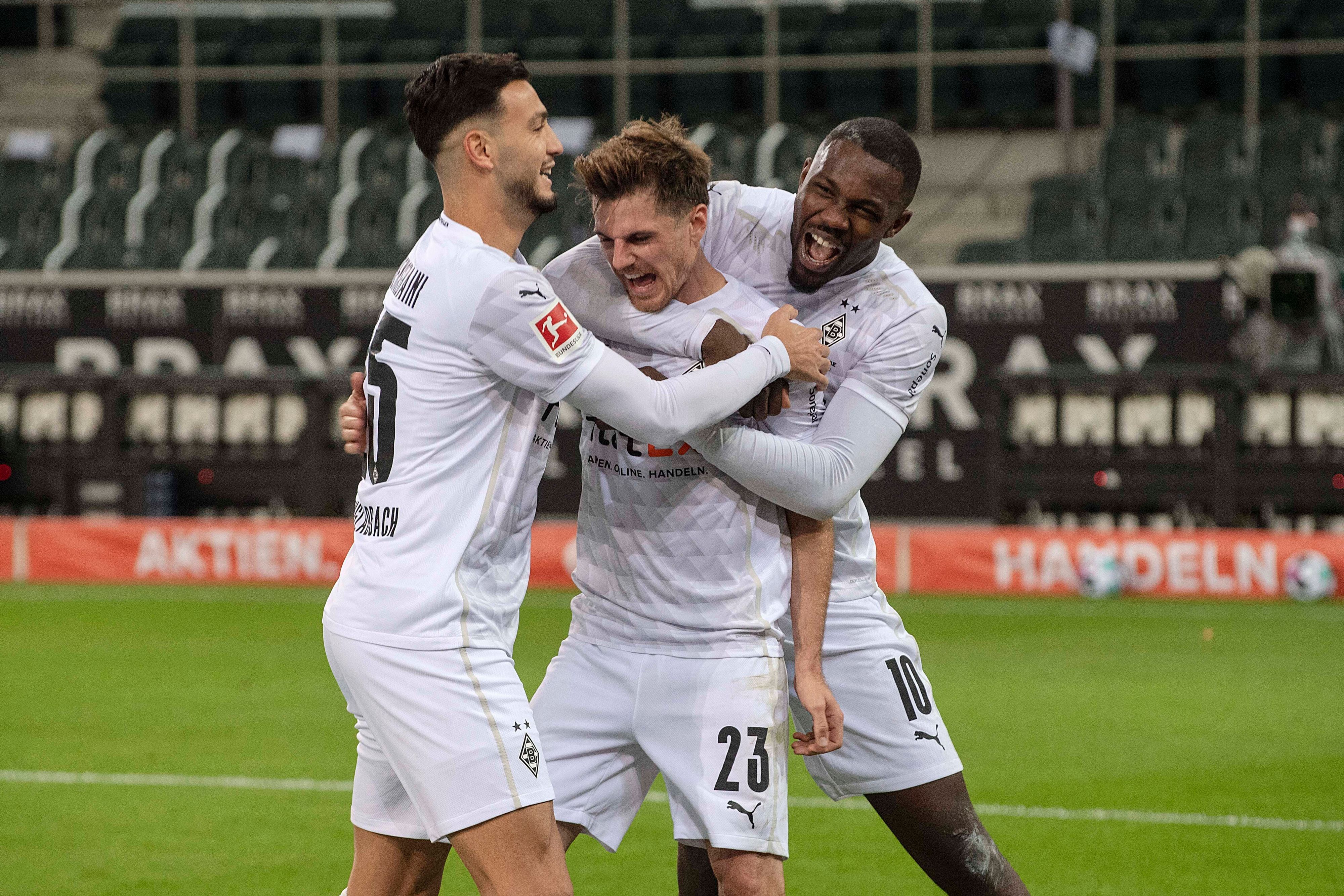 Ramy Bensebaini, Jonas Hofmann und Marcus Thuram (v.l.n.r.) bejubeln am 17. Oktober 2020 einen Treffer.