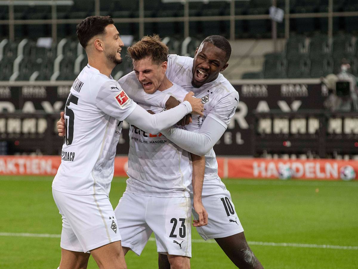 Ramy Bensebaini, Jonas Hofmann und Marcus Thuram (v.l.n.r.) bejubeln am 17. Oktober 2020 einen Treffer.