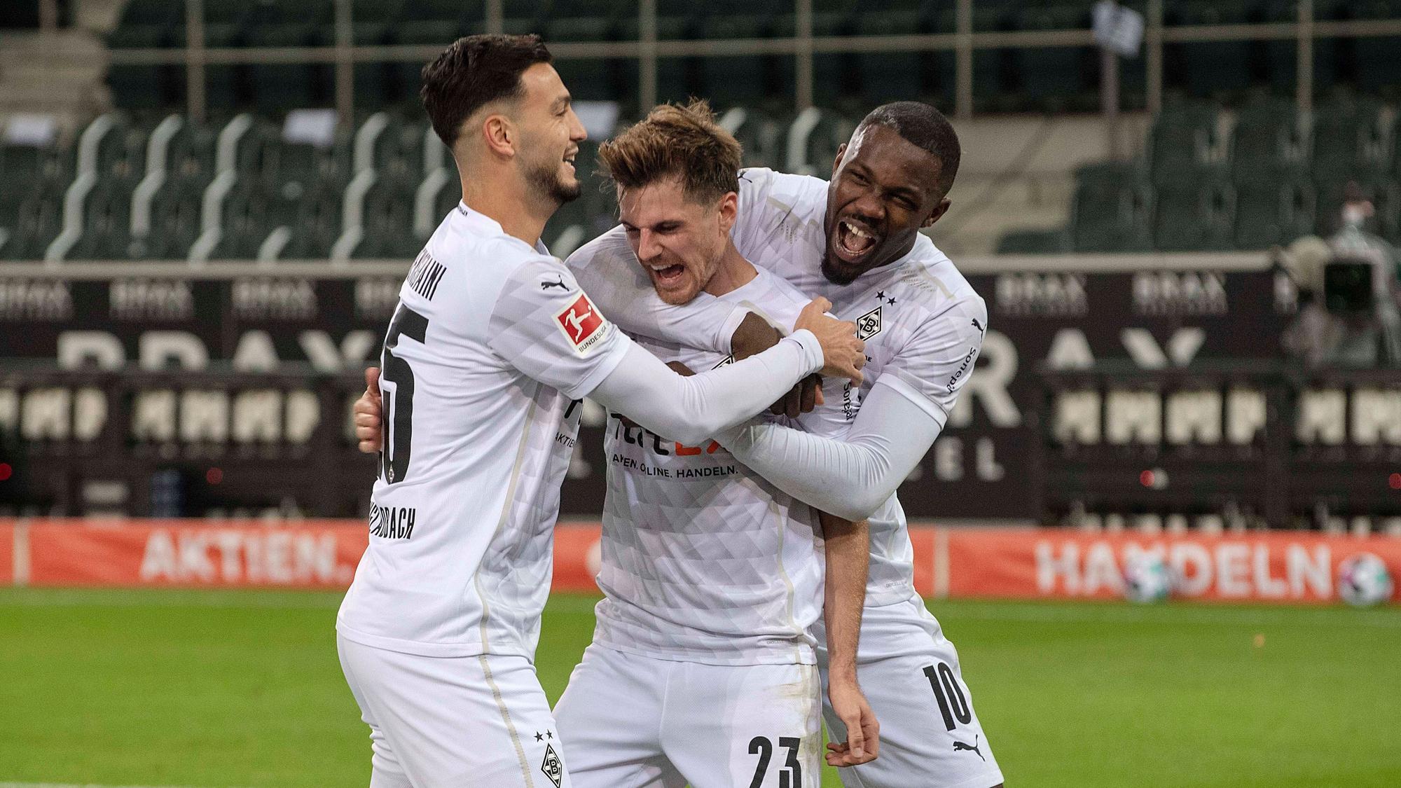Ramy Bensebaini, Jonas Hofmann und Marcus Thuram (v.l.n.r.) bejubeln am 17. Oktober 2020 einen Treffer.