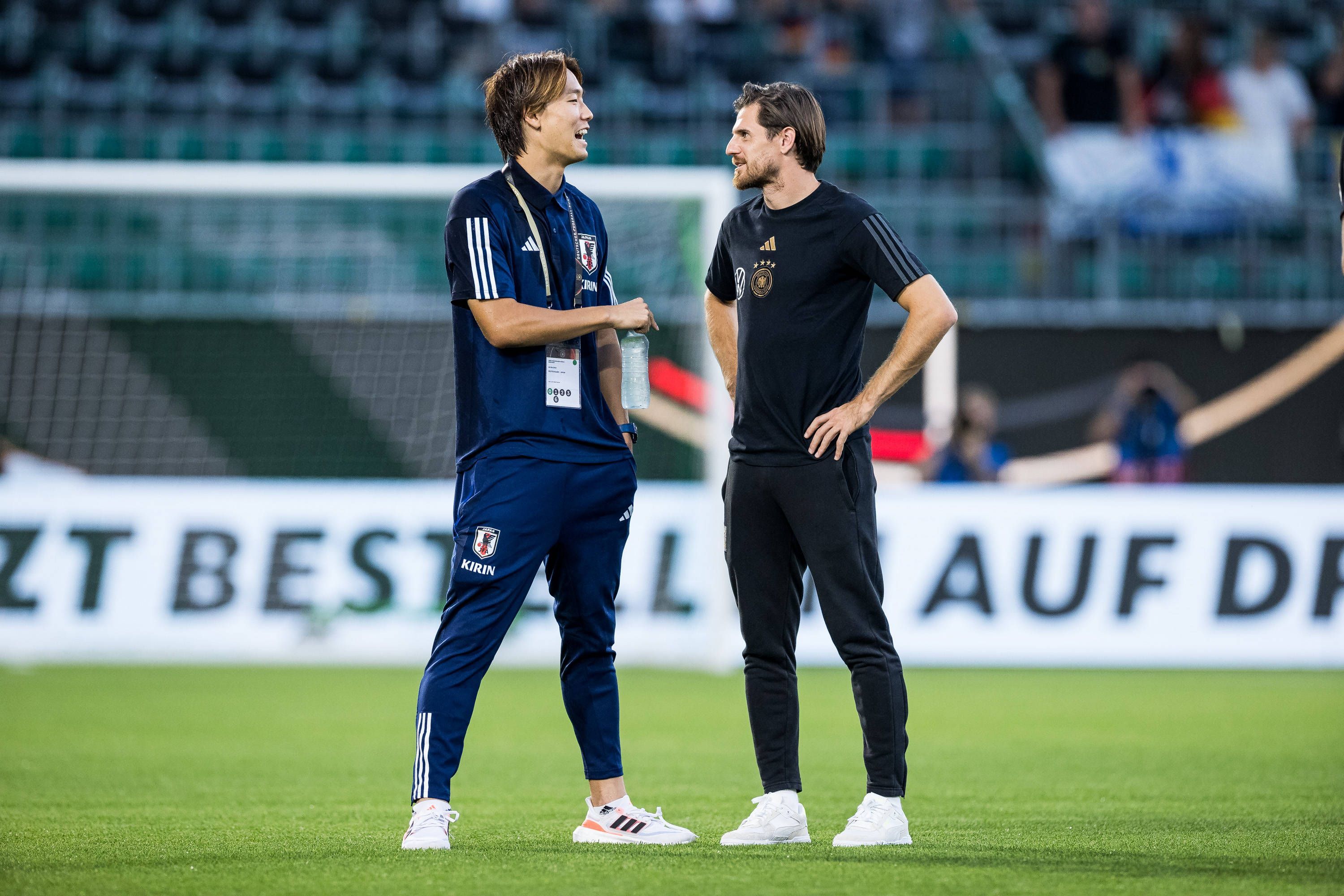 Ko Itakura (l.) unterhält sich am 9. September 2023 mit seinem Ex-Teamkollegen Jonas Hofmann.